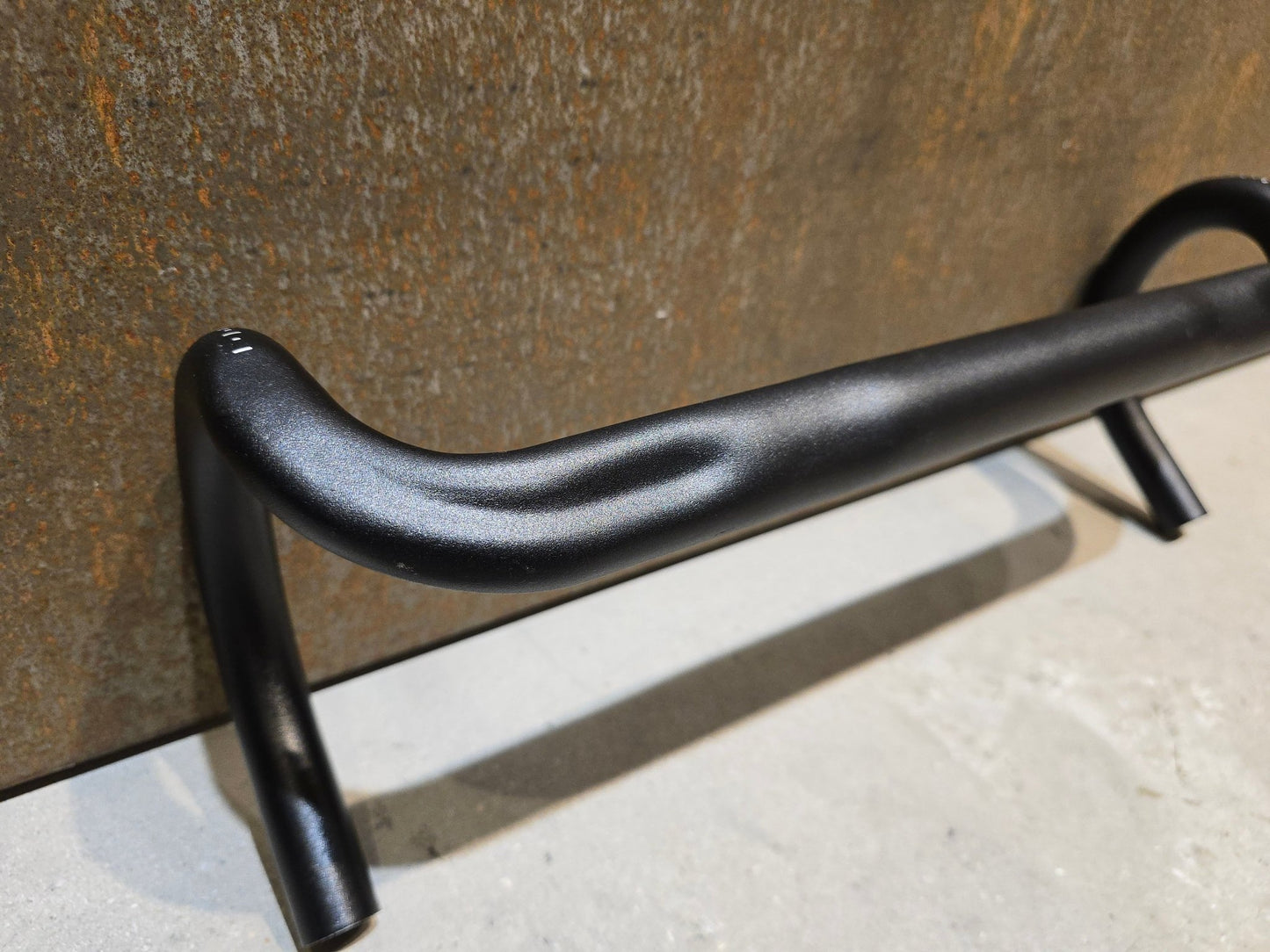 Lenker von Bontrager, BONTRAGER ELITE ISOZONE VR - SF RENNRAD LENKER 420 - 440MM in variant_title vor USEDBIKES - OB.DE Hintergrund