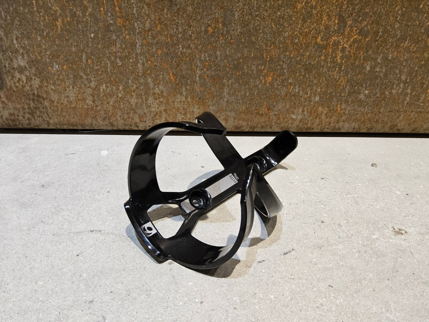 Trinkflaschen und Halter von Bontrager, BONTRAGER ELITE RECYCLED FLASCHENHALTER / SCHWARZ vor USEDBIKES - OB.DE Hintergrund