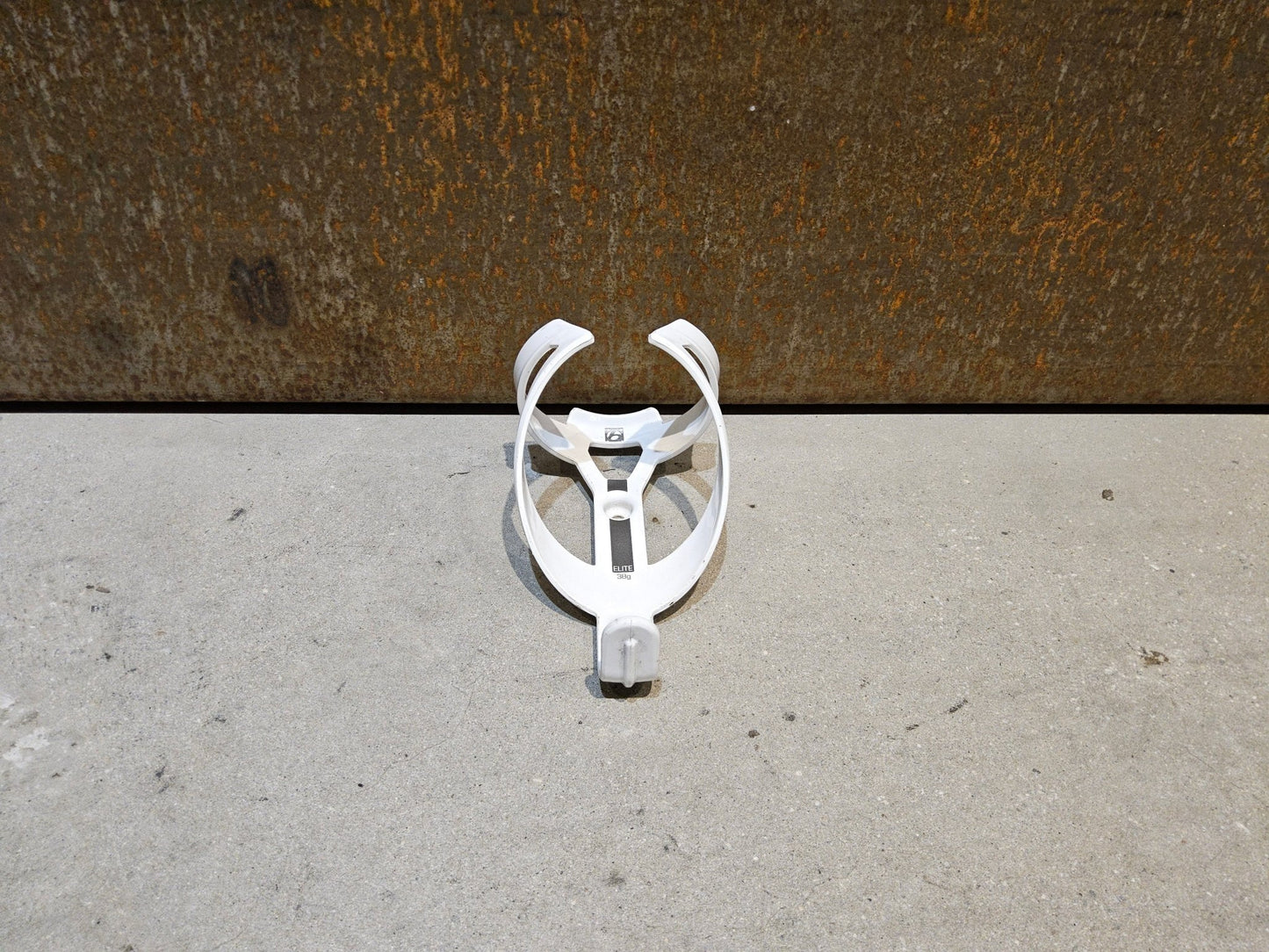 Trinkflaschen und Halter von Bontrager, BONTRAGER ELITE RECYCLED FLASCHENHALTER / WEIß in variant_title vor USEDBIKES - OB.DE Hintergrund