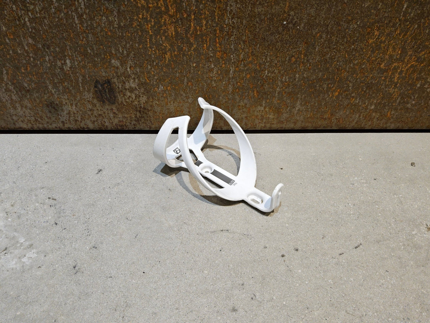 Trinkflaschen und Halter von Bontrager, BONTRAGER ELITE RECYCLED FLASCHENHALTER / WEIß in variant_title vor USEDBIKES - OB.DE Hintergrund