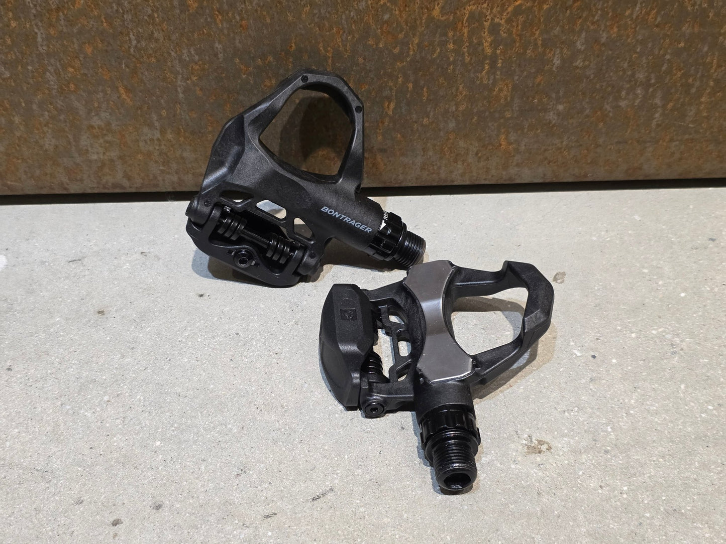 Pedale von Bontrager, BONTRAGER ELITE ROAD RENNRAD / KEO KLICK PEDAL vor USEDBIKES - OB.DE Hintergrund
