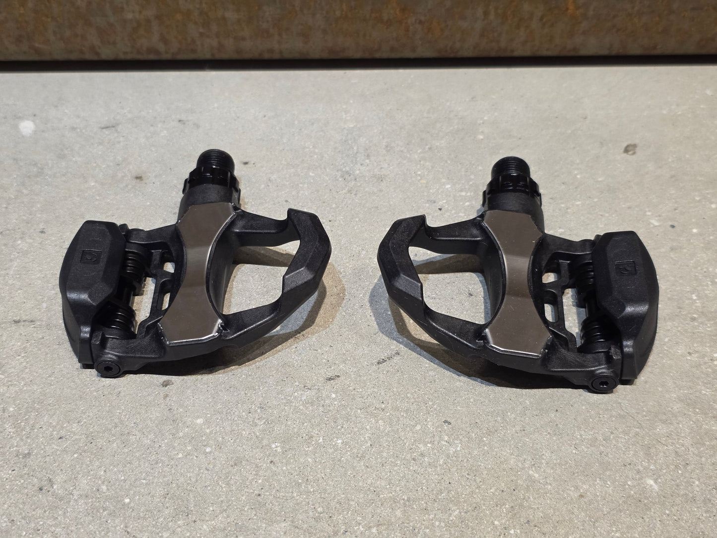 Pedale von Bontrager, BONTRAGER ELITE ROAD RENNRAD / KEO KLICK PEDAL vor USEDBIKES - OB.DE Hintergrund