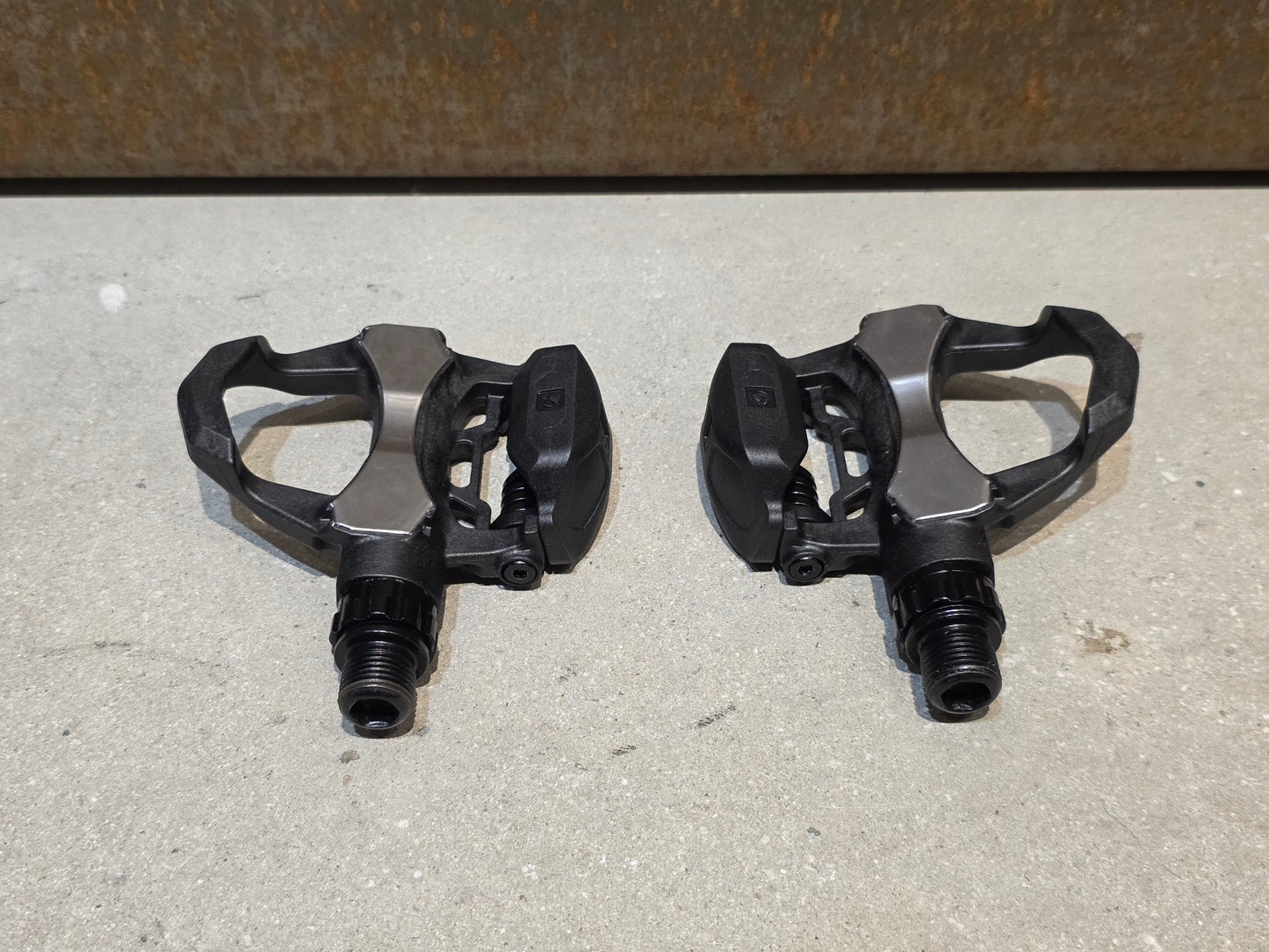 Pedale von Bontrager, BONTRAGER ELITE ROAD RENNRAD / KEO KLICK PEDAL vor USEDBIKES - OB.DE Hintergrund
