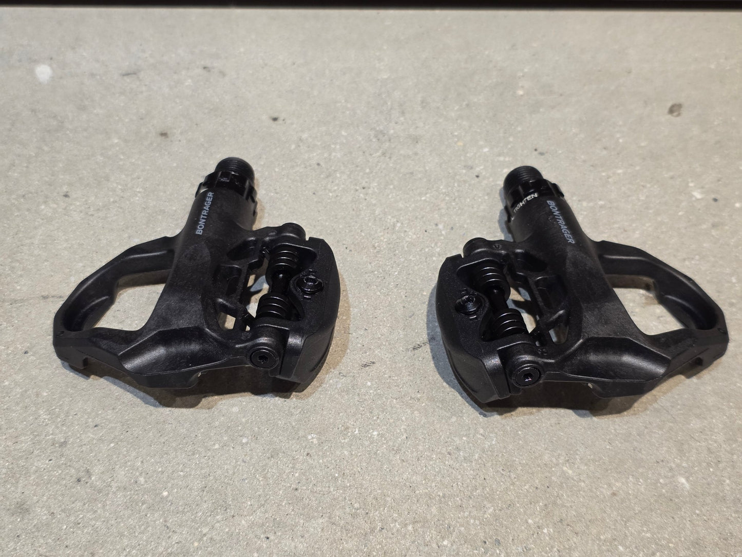 Pedale von Bontrager, BONTRAGER ELITE ROAD RENNRAD / KEO KLICK PEDAL vor USEDBIKES - OB.DE Hintergrund