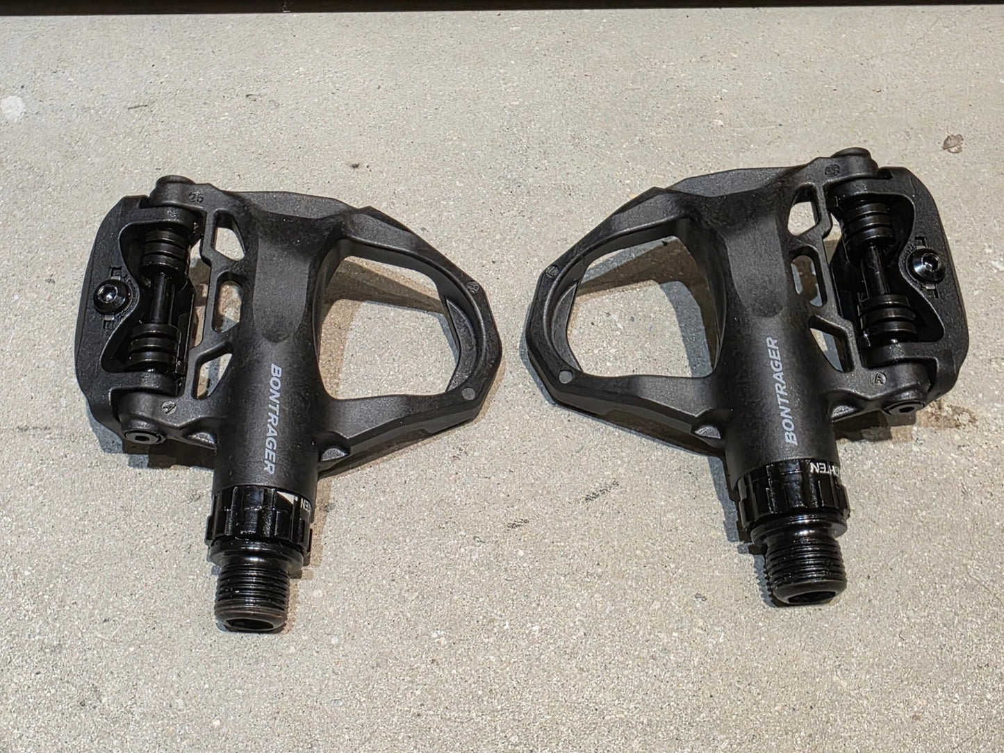 Pedale von Bontrager, BONTRAGER ELITE ROAD RENNRAD / KEO KLICK PEDAL vor USEDBIKES - OB.DE Hintergrund