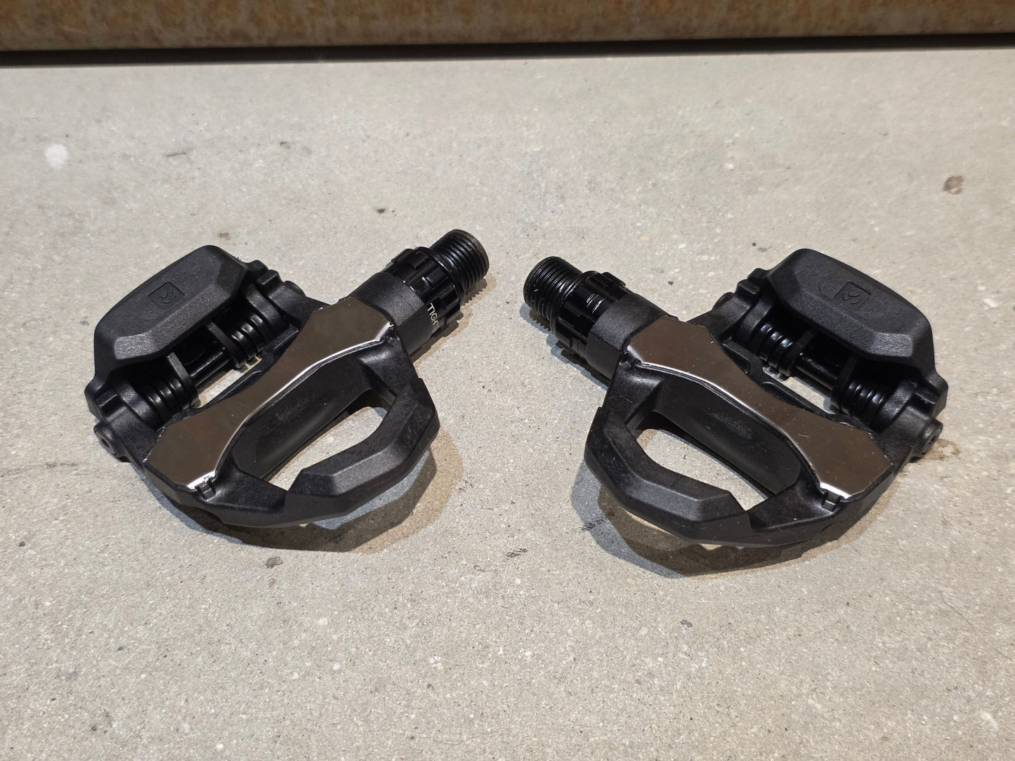 Pedale von Bontrager, BONTRAGER ELITE ROAD RENNRAD / KEO KLICK PEDAL vor USEDBIKES - OB.DE Hintergrund