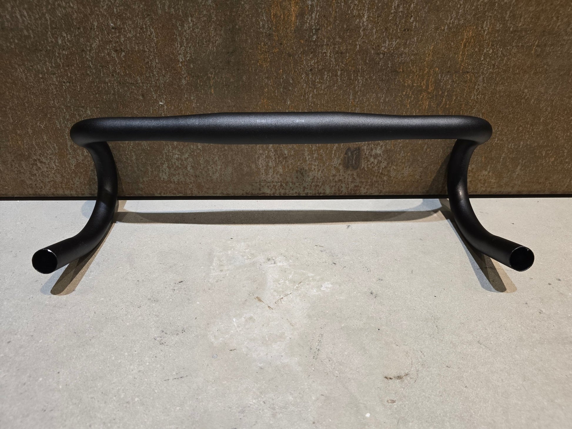 Lenker von Bontrager, BONTRAGER ELITE VR - C RENNRAD LENKER 380 - 440MM in variant_title vor USEDBIKES - OB.DE Hintergrund