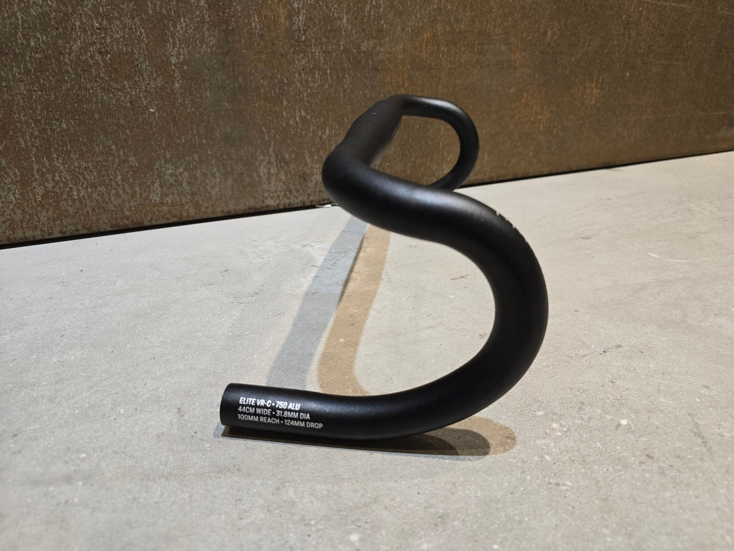 Lenker von Bontrager, BONTRAGER ELITE VR - C RENNRAD LENKER 380 - 440MM in variant_title vor USEDBIKES - OB.DE Hintergrund