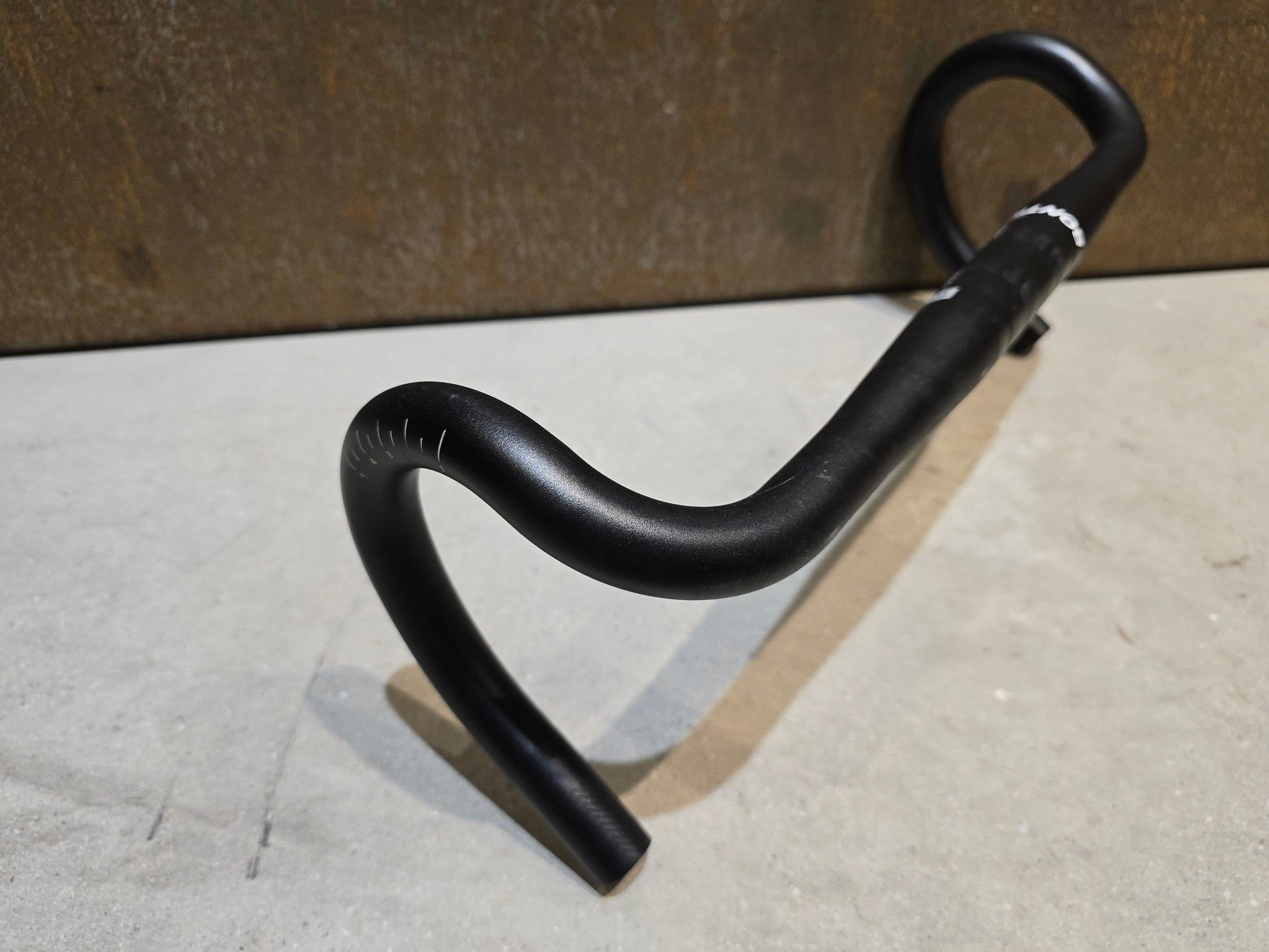 Lenker von Bontrager, BONTRAGER ELITE VR - C RENNRAD LENKER / WHITE LABEL / 400 - 440MM in variant_title vor USEDBIKES - OB.DE Hintergrund