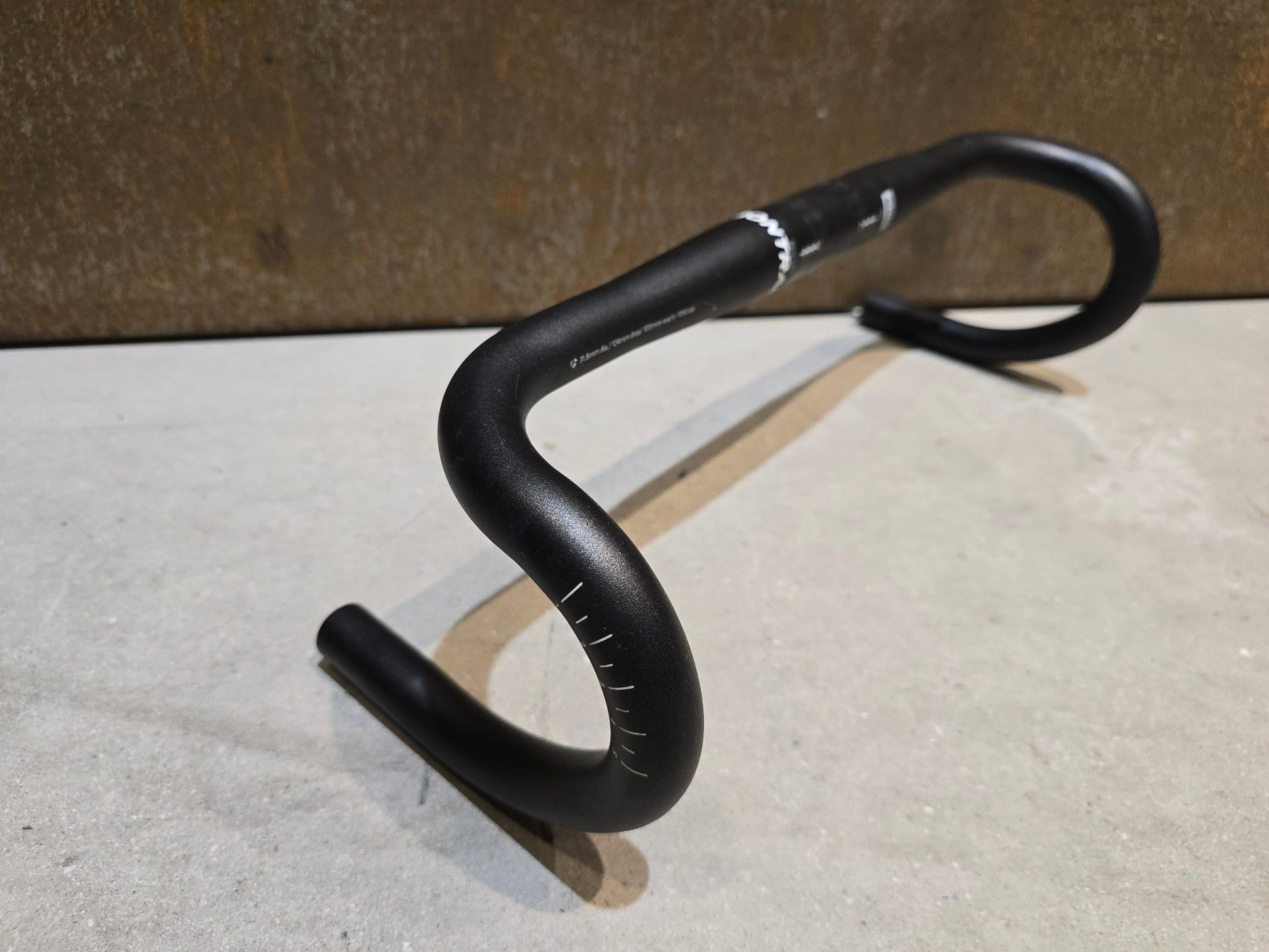 Lenker von Bontrager, BONTRAGER ELITE VR - C RENNRAD LENKER / WHITE LABEL / 400 - 440MM in variant_title vor USEDBIKES - OB.DE Hintergrund