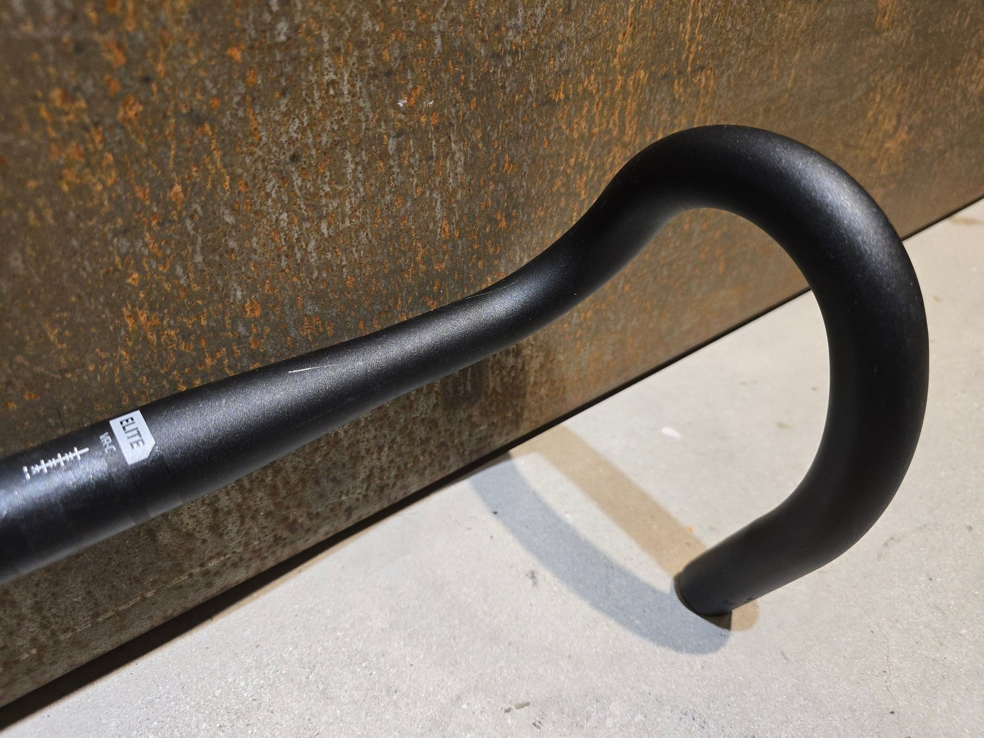 Lenker von Bontrager, BONTRAGER ELITE VR - C RENNRAD LENKER / WHITE LABEL / 400 - 440MM in variant_title vor USEDBIKES - OB.DE Hintergrund