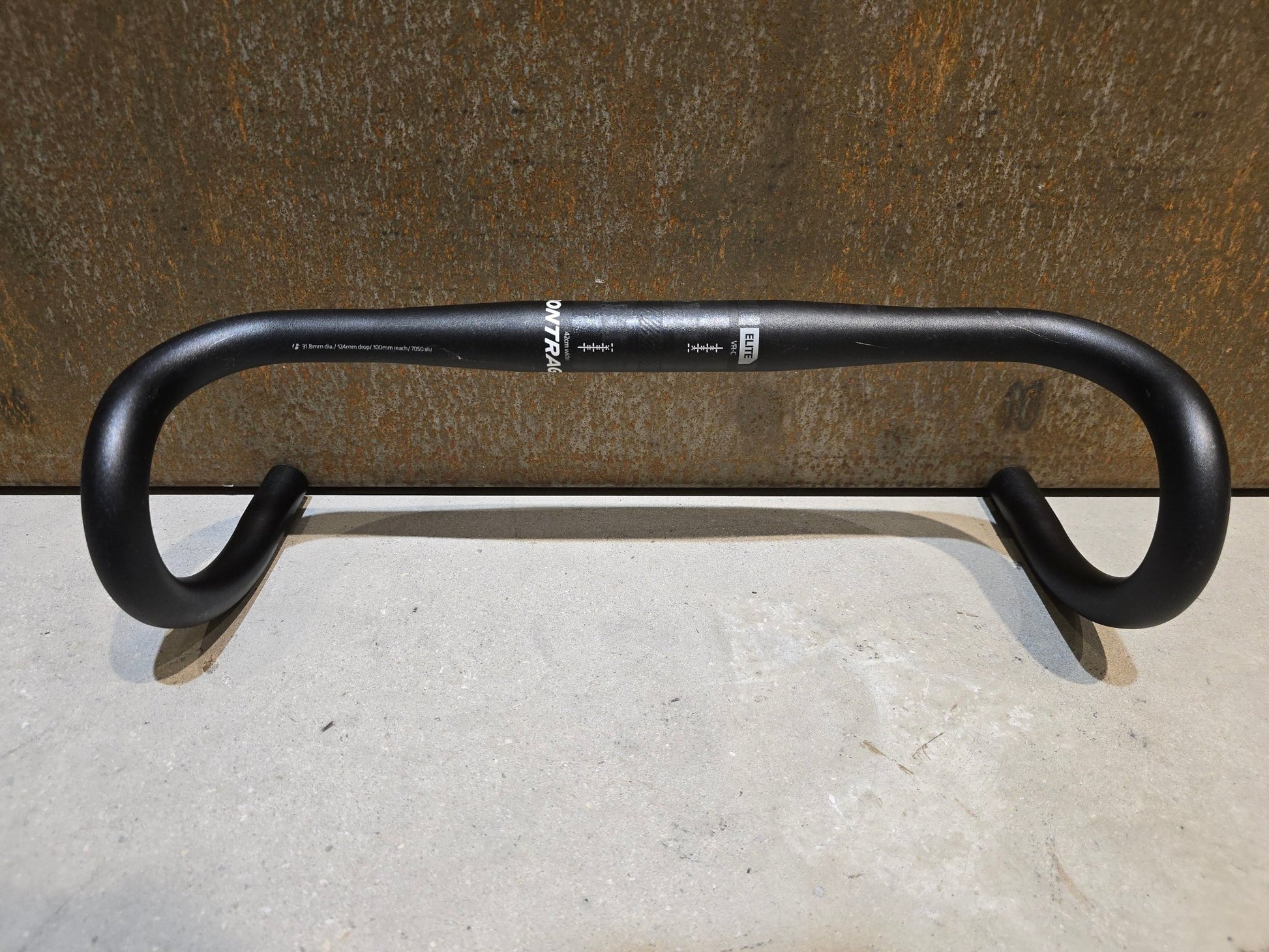 Lenker von Bontrager, BONTRAGER ELITE VR - C RENNRAD LENKER / WHITE LABEL / 400 - 440MM in variant_title vor USEDBIKES - OB.DE Hintergrund