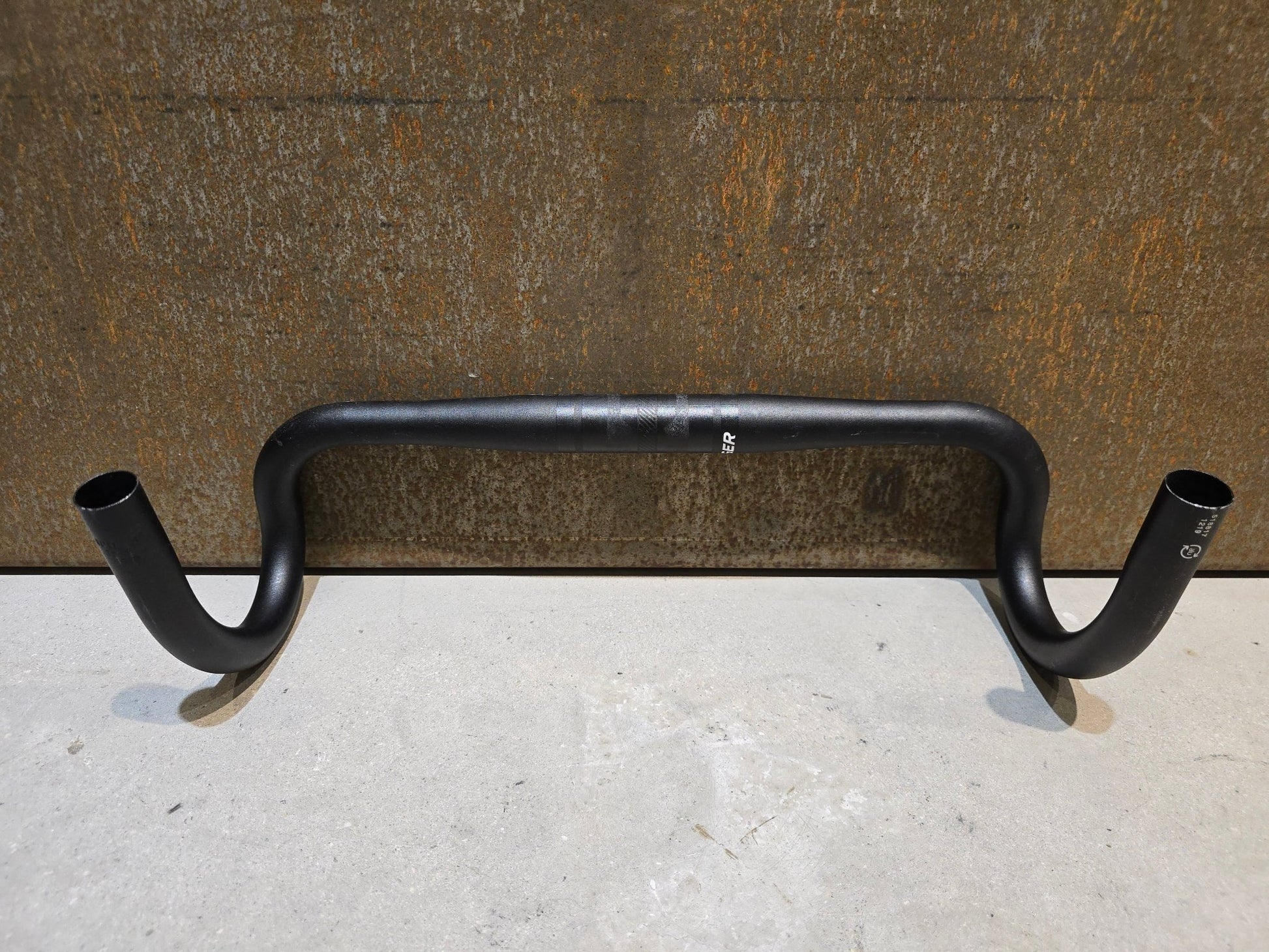 Lenker von Bontrager, BONTRAGER ELITE VR - C RENNRAD LENKER / WHITE LABEL / 400 - 440MM in variant_title vor USEDBIKES - OB.DE Hintergrund