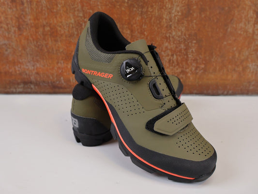 MTB - Herrenschuhe von Trek, BONTRAGER FORAY MTB SCHUH / BOA L6 / GR. 40 / OLIVE GREY & ORANGE vor USEDBIKES - OB.DE Hintergrund