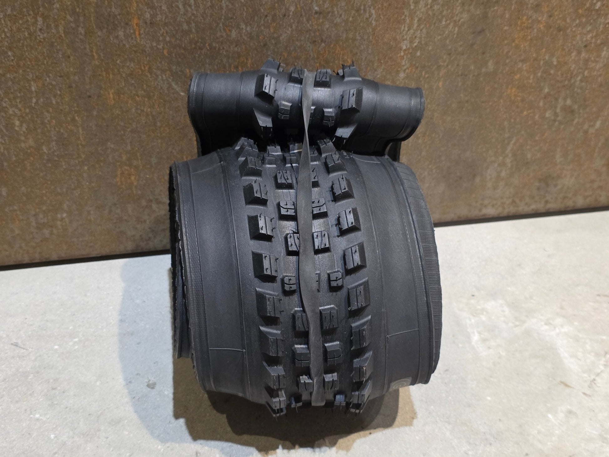 Reifen von Bontrager, BONTRAGER GALBRAITH RSL SE TLR MOUNTAINBIKE REIFEN 29X2.50 vor USEDBIKES - OB.DE Hintergrund