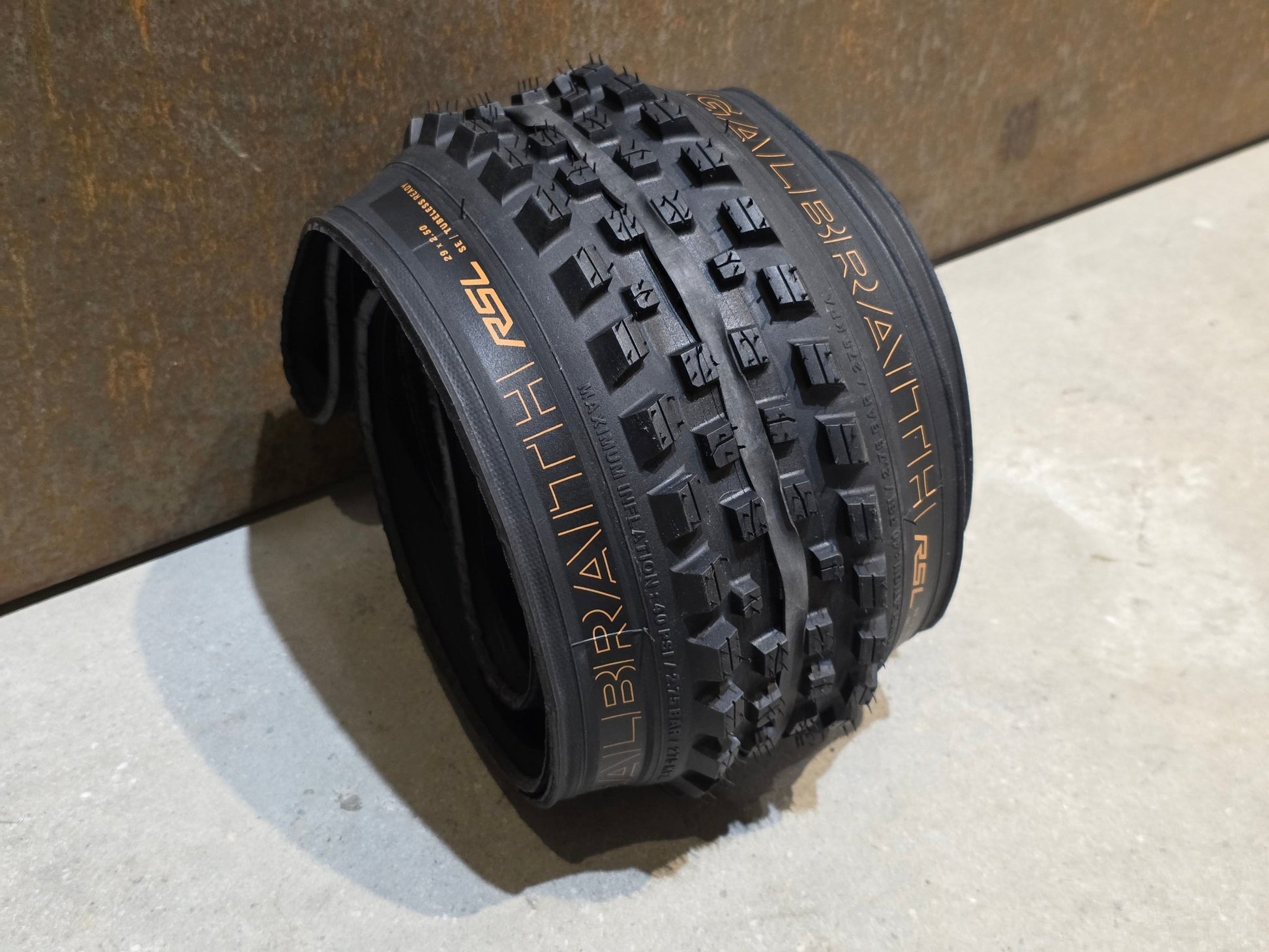 Reifen von Bontrager, BONTRAGER GALBRAITH RSL SE TLR MOUNTAINBIKE REIFEN 29X2.50 vor USEDBIKES - OB.DE Hintergrund