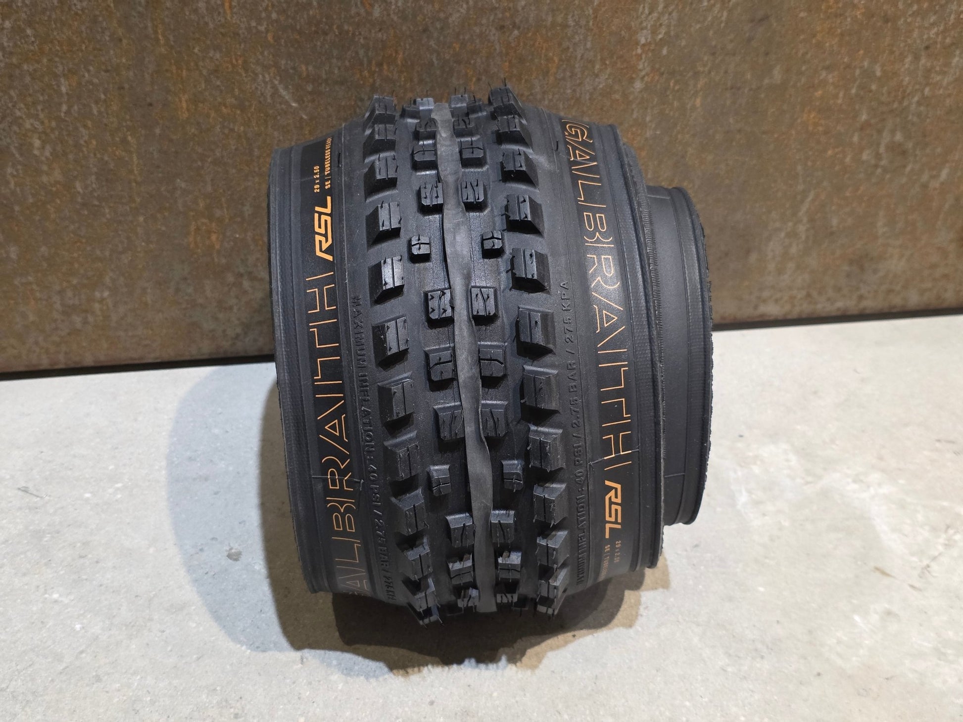 Reifen von Bontrager, BONTRAGER GALBRAITH RSL SE TLR MOUNTAINBIKE REIFEN 29X2.50 vor USEDBIKES - OB.DE Hintergrund