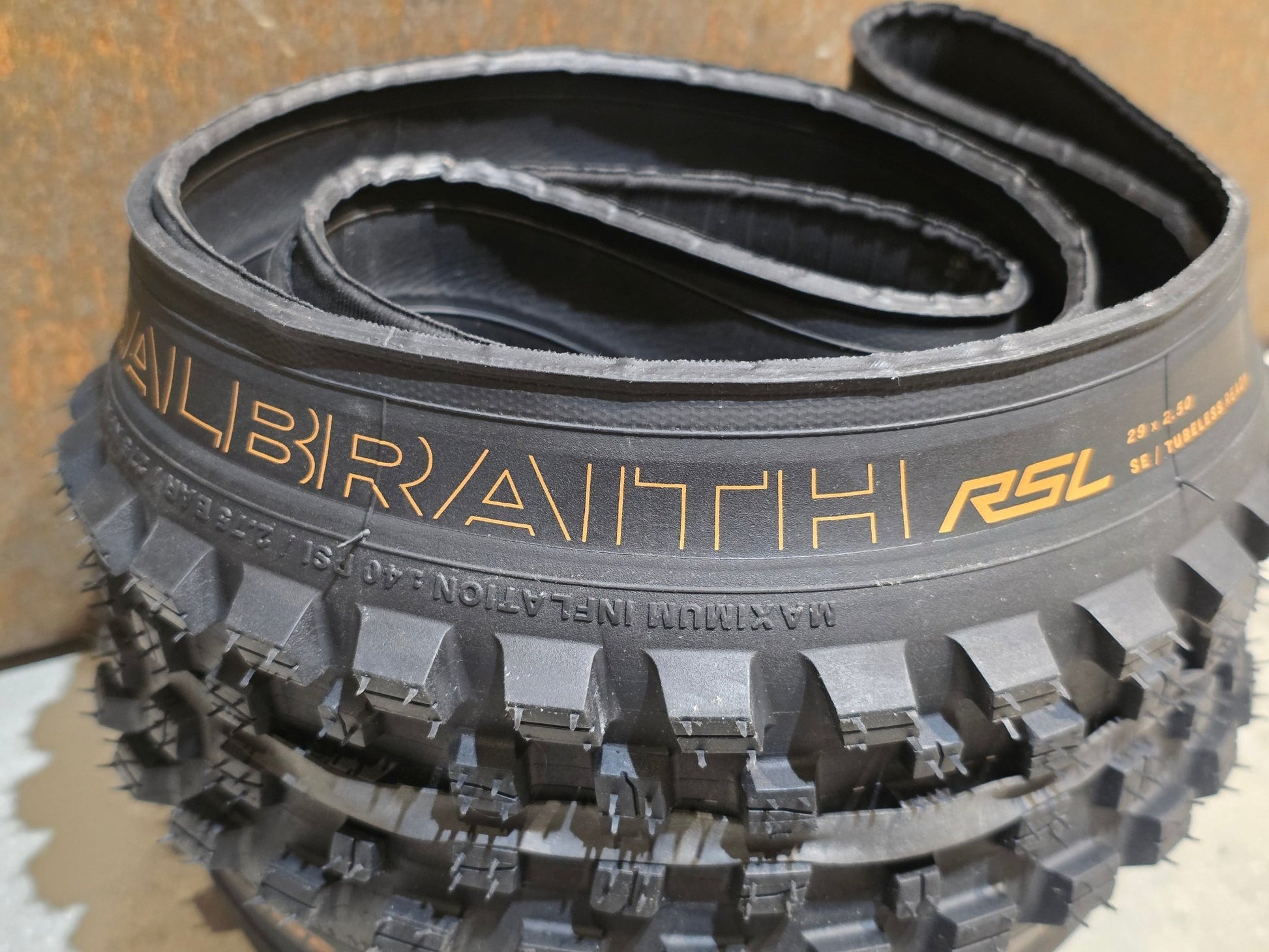 Reifen von Bontrager, BONTRAGER GALBRAITH RSL SE TLR MOUNTAINBIKE REIFEN 29X2.50 vor USEDBIKES - OB.DE Hintergrund
