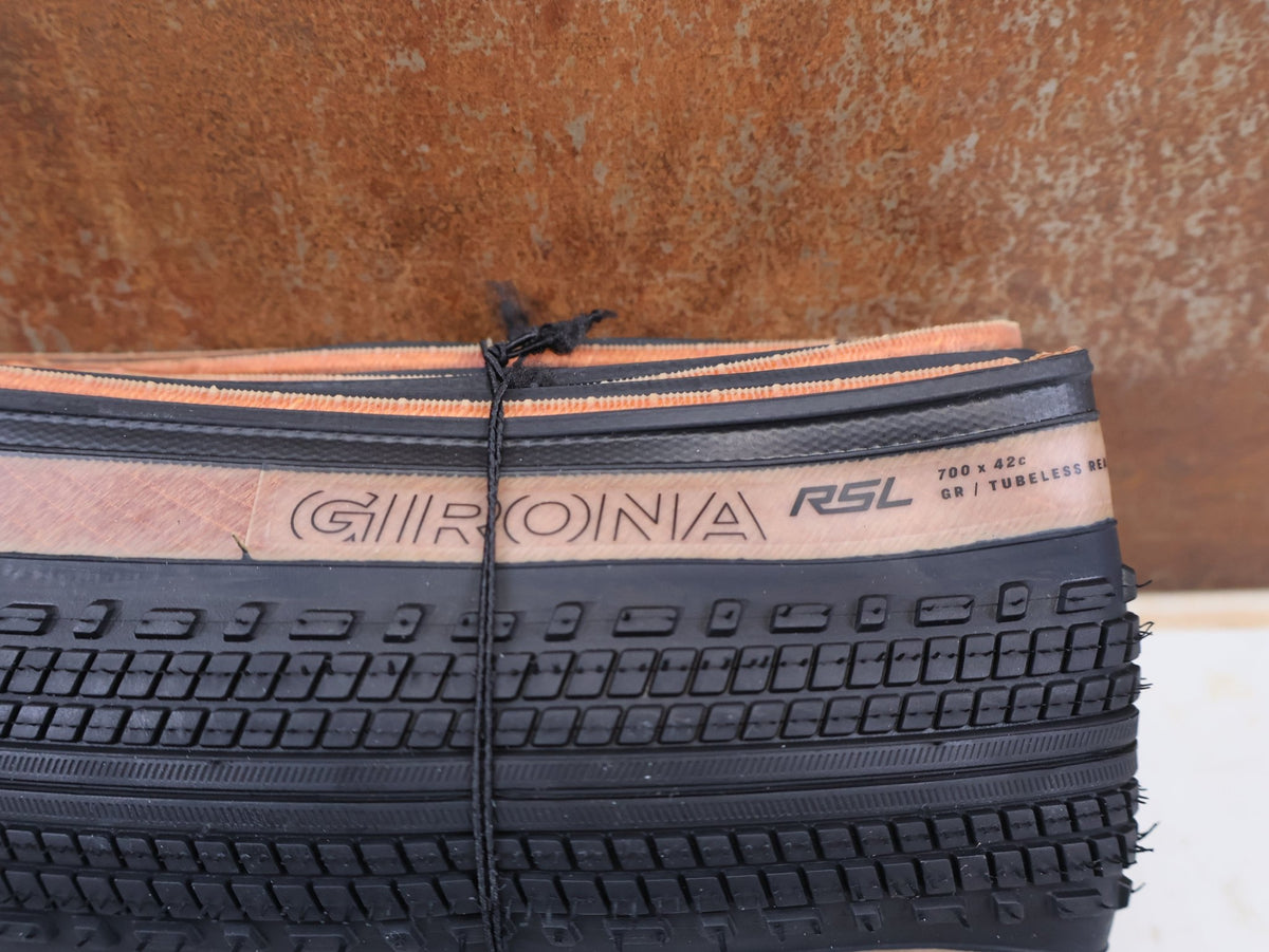 Reifen von Bontrager, Bontrager Girona RSL GR TLR Gravelreifen 700x42C Tanwall vor USEDBIKES-OB.DE Hintergrund