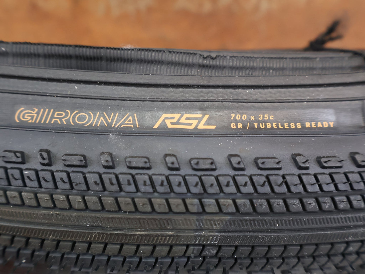 Reifen von Bontrager, BONTRAGER GIRONA RSL GR TLR GRAVELREIFEN SCHWARZ / 700C – 35 / 38 / 42 MM vor USEDBIKES-OB.DE Hintergrund