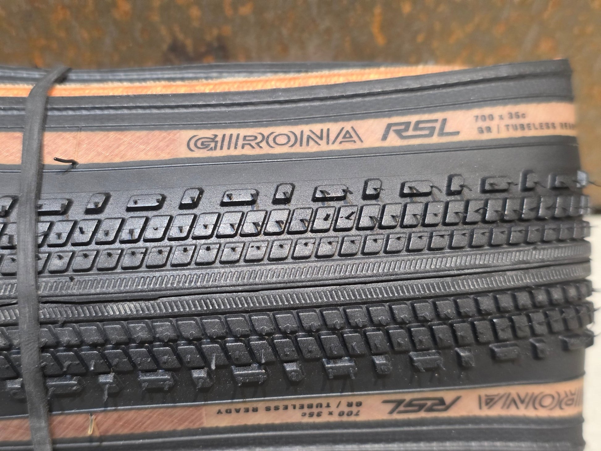 Reifen von Bontrager, BONTRAGER GIRONA RSL TLR GRAVELREIFEN 700C X 35MM vor USEDBIKES - OB.DE Hintergrund