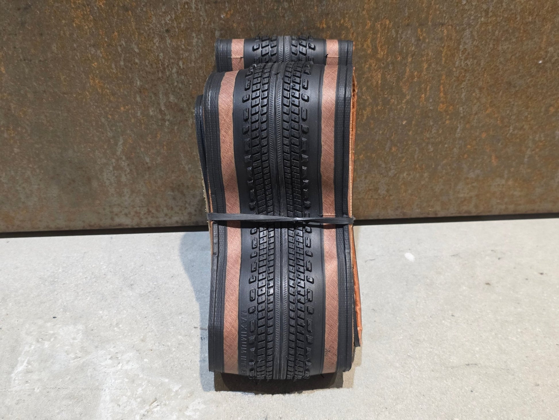 Reifen von Bontrager, BONTRAGER GIRONA RSL TLR GRAVELREIFEN 700C X 35MM vor USEDBIKES - OB.DE Hintergrund