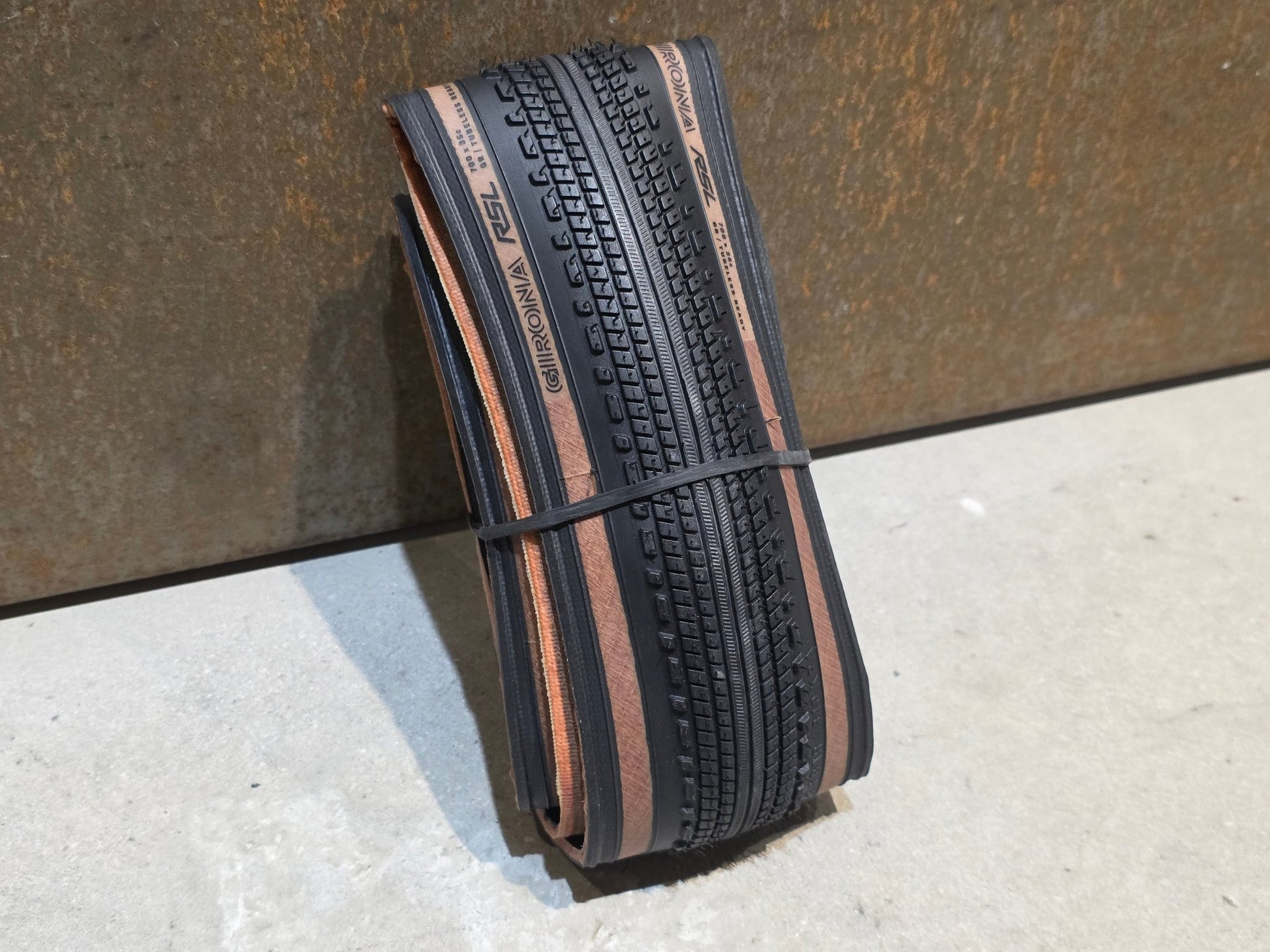 Reifen von Bontrager, BONTRAGER GIRONA RSL TLR GRAVELREIFEN 700C X 35MM vor USEDBIKES - OB.DE Hintergrund