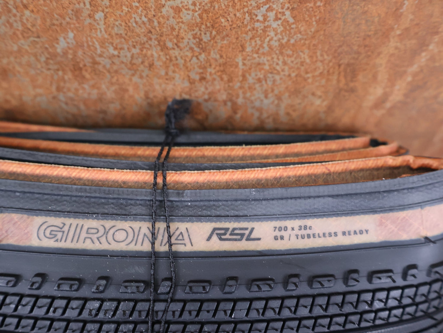 Reifen von Bontrager, BONTRAGER GIRONA RSL TLR GRAVELREIFEN 700C X 38 - 42MM vor USEDBIKES - OB.DE Hintergrund