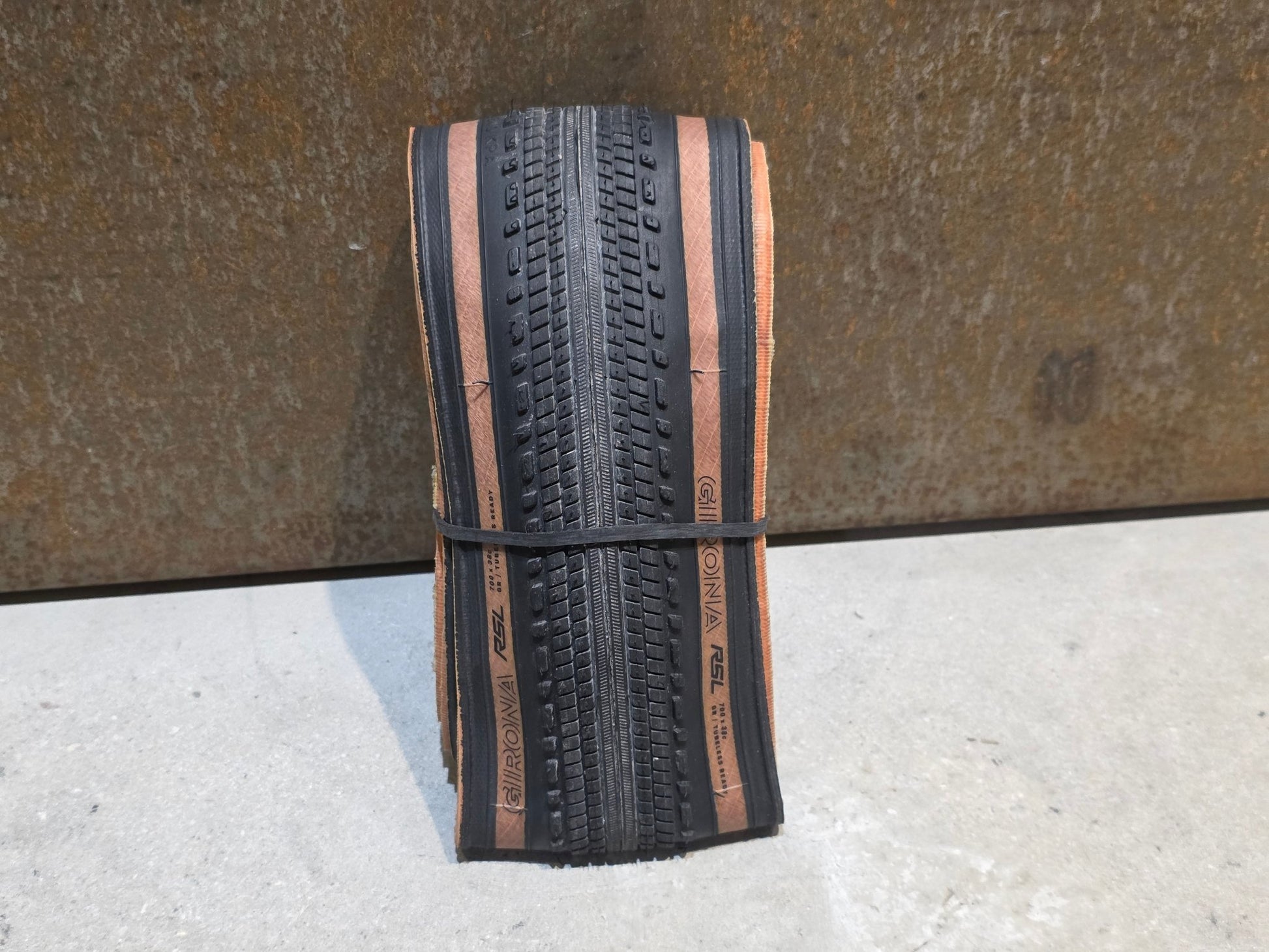 Reifen von Bontrager, BONTRAGER GIRONA RSL TLR GRAVELREIFEN 700C X 38 - 42MM vor USEDBIKES - OB.DE Hintergrund