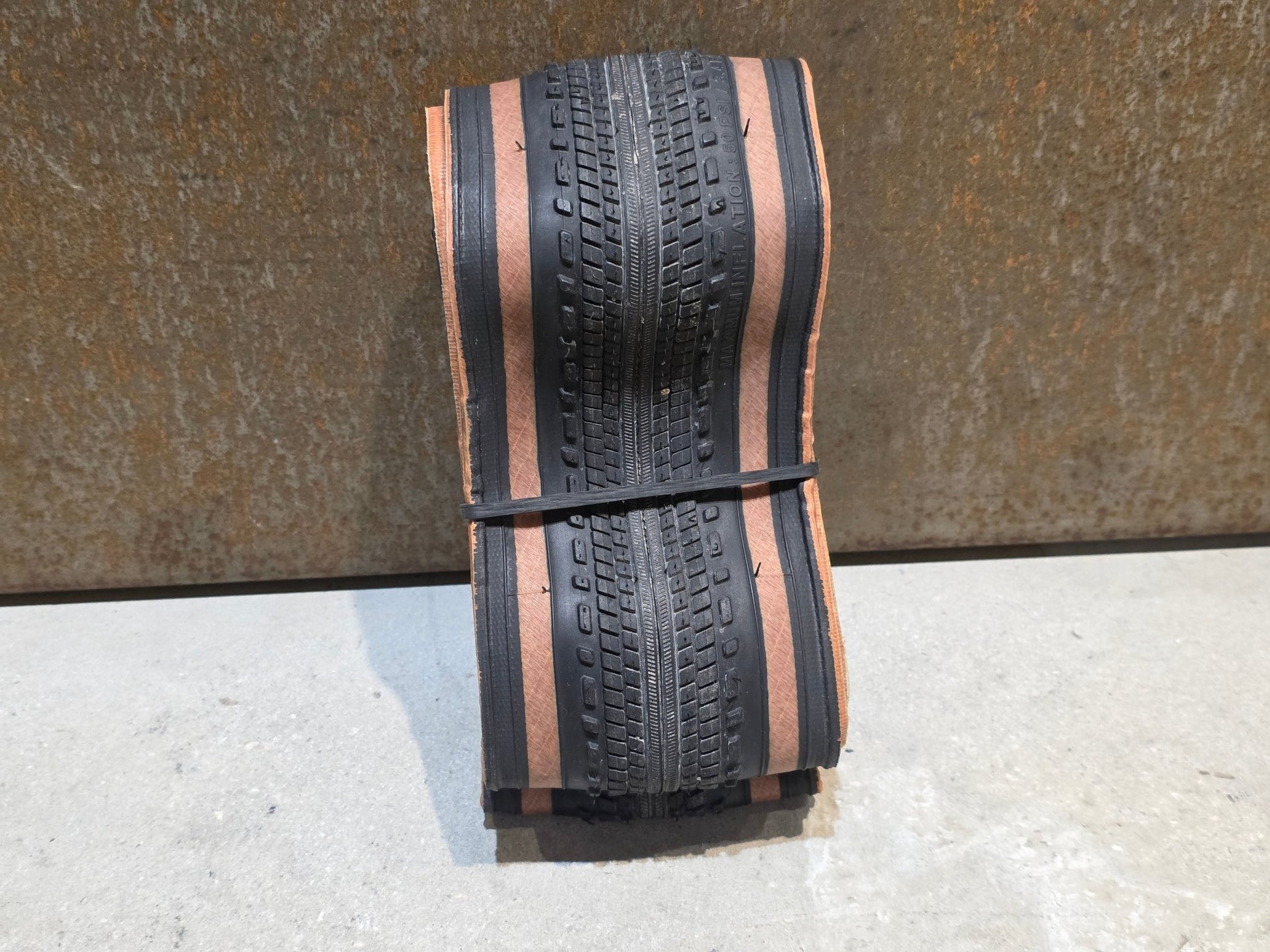 Reifen von Bontrager, BONTRAGER GIRONA RSL TLR GRAVELREIFEN 700C X 38 - 42MM vor USEDBIKES - OB.DE Hintergrund