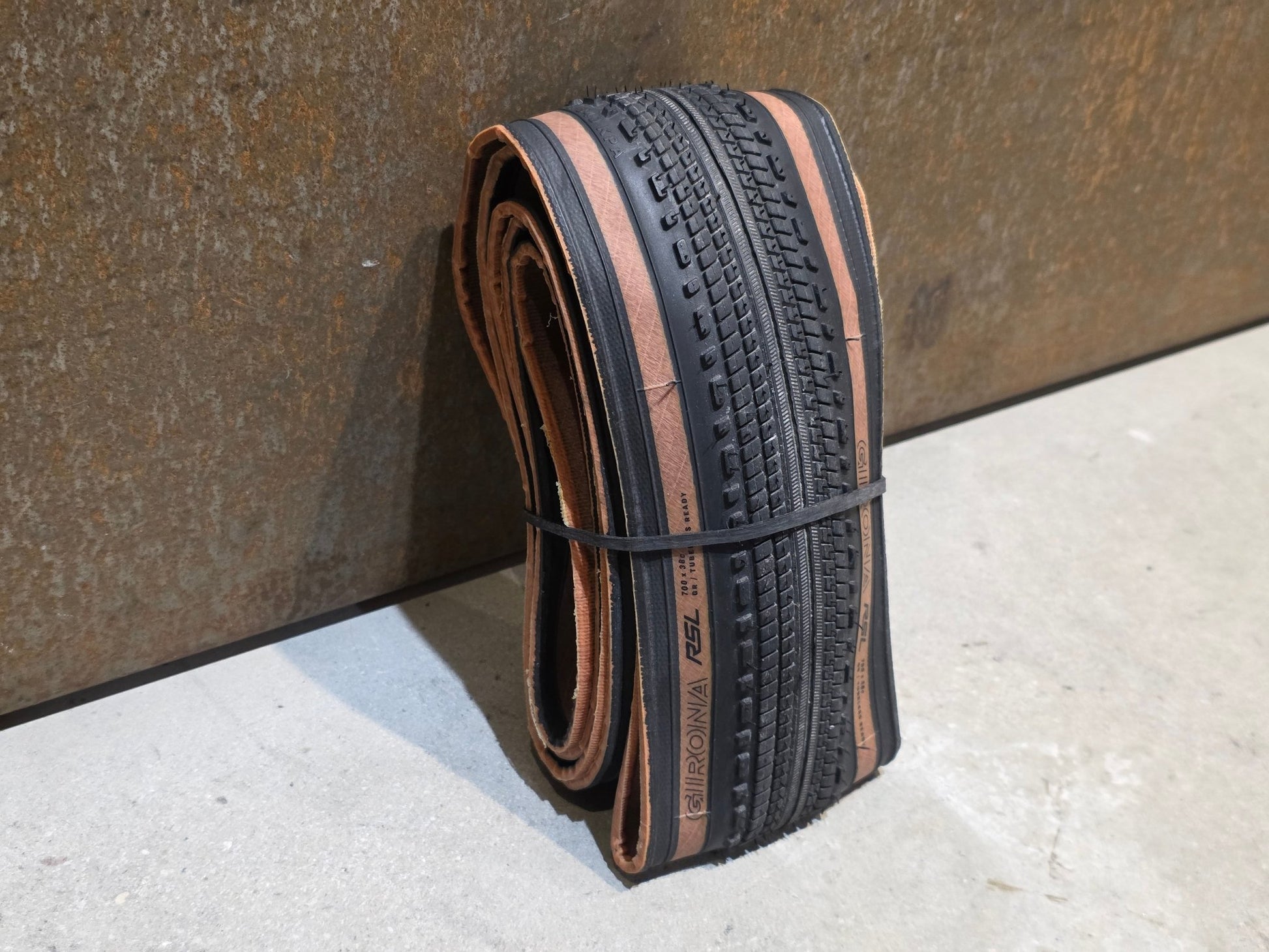 Reifen von Bontrager, BONTRAGER GIRONA RSL TLR GRAVELREIFEN 700C X 38 - 42MM vor USEDBIKES - OB.DE Hintergrund