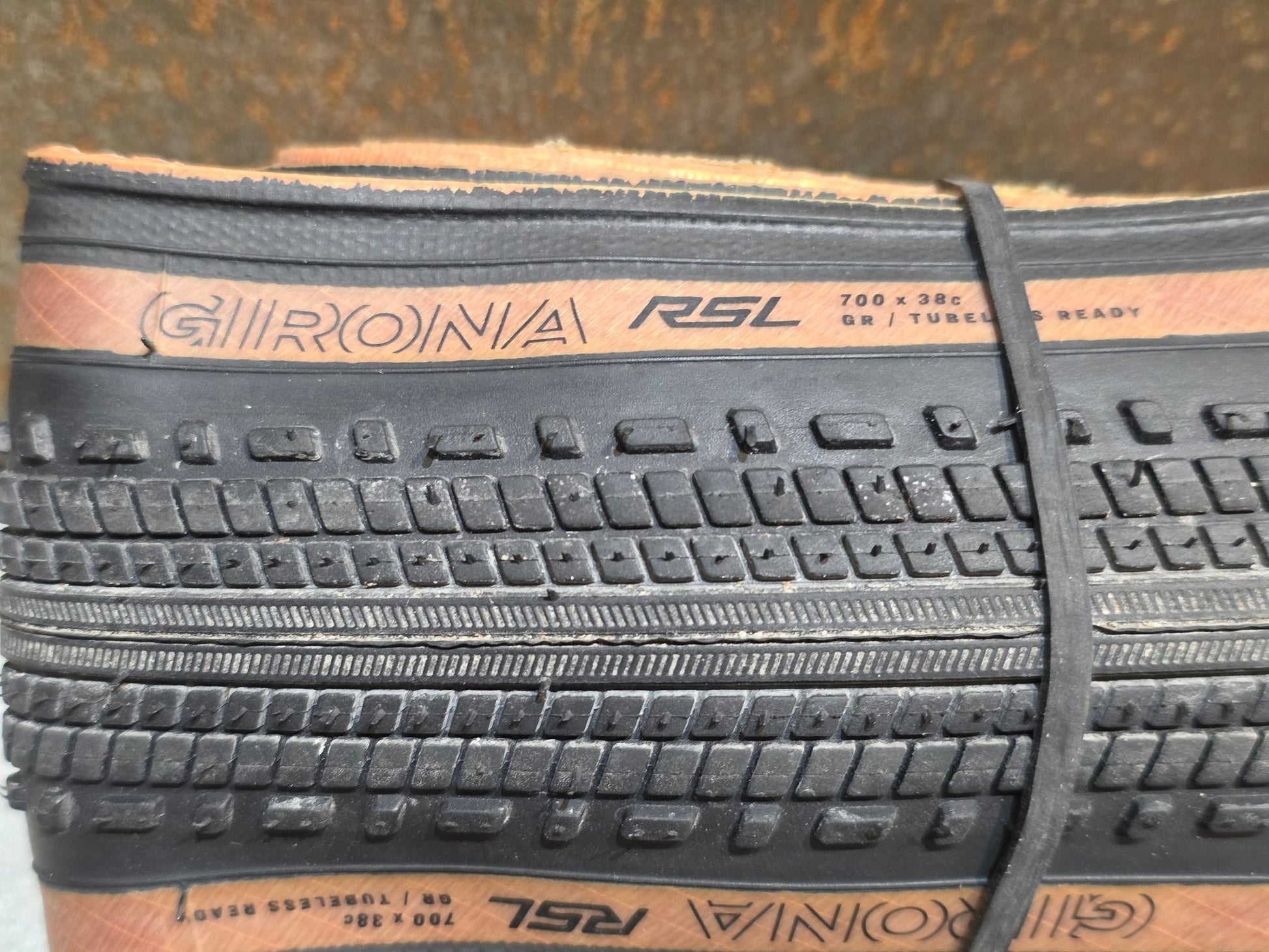 Reifen von Bontrager, BONTRAGER GIRONA RSL TLR GRAVELREIFEN 700C X 38 - 42MM vor USEDBIKES - OB.DE Hintergrund