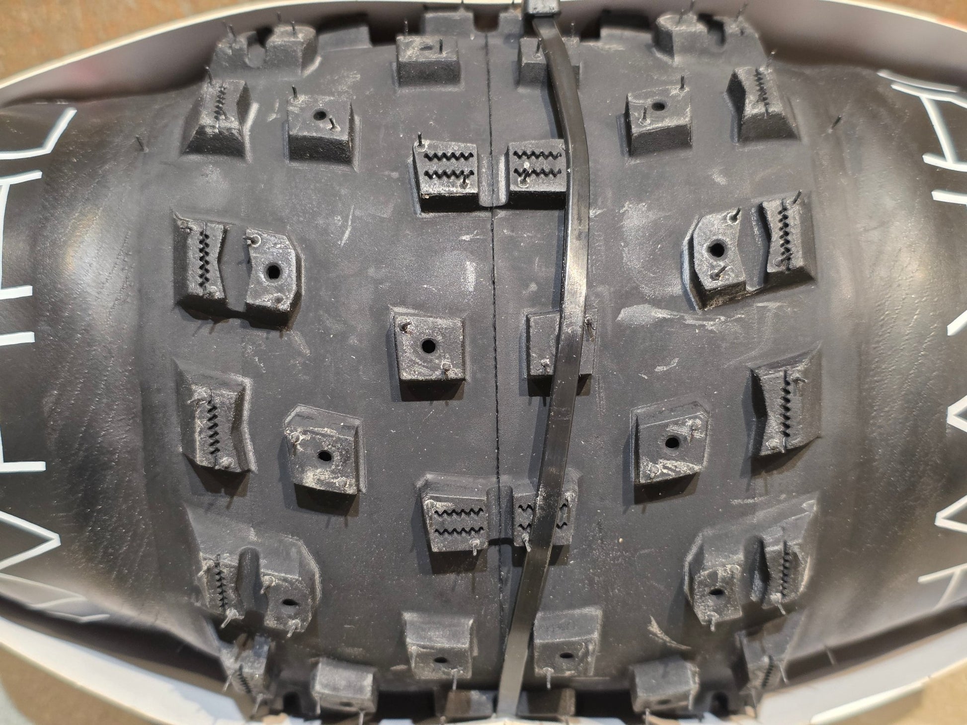 Reifen von Bontrager, BONTRAGER GNARWHAL FATBIKE REIFEN 27.5X4.5 vor USEDBIKES - OB.DE Hintergrund