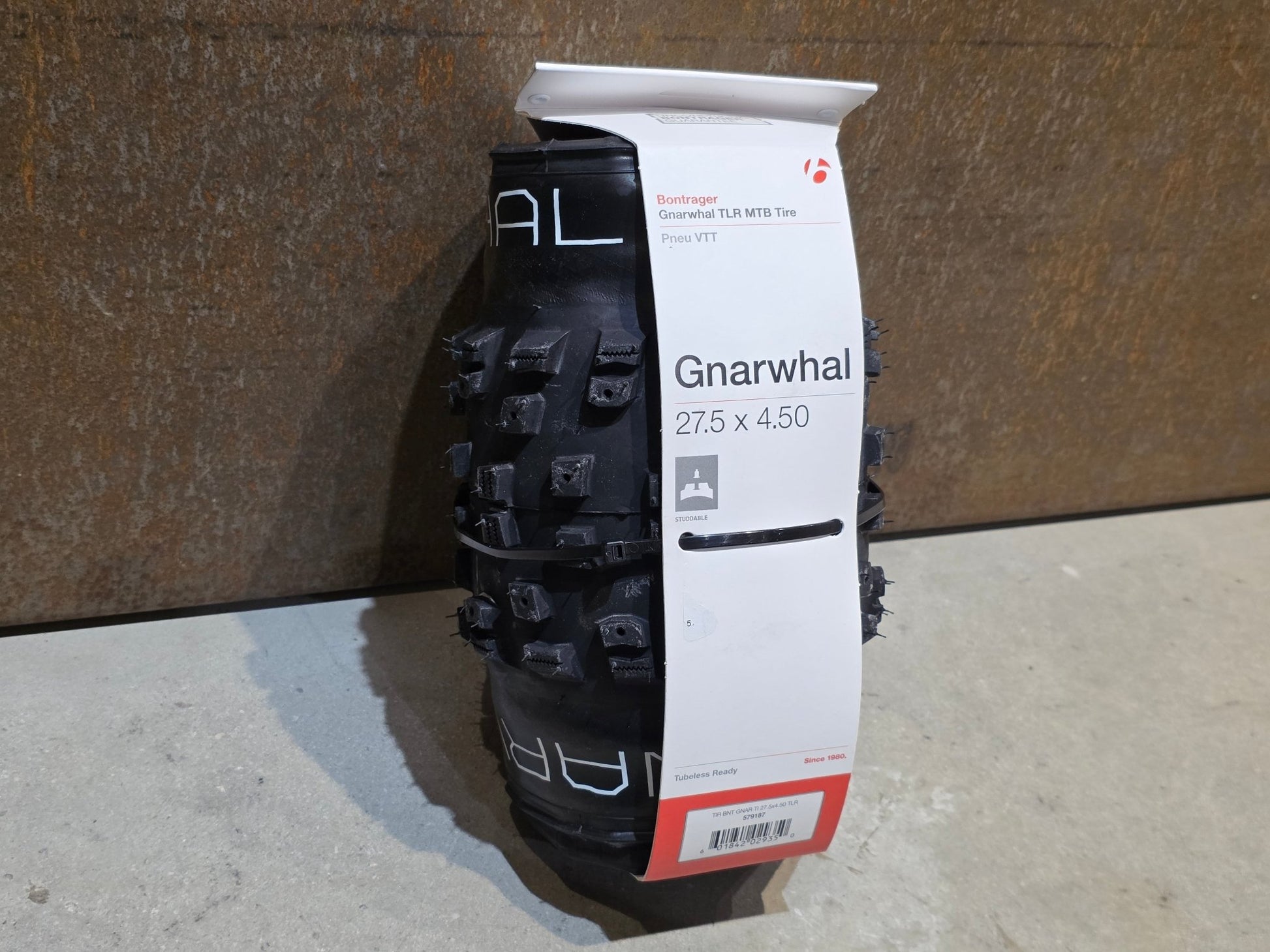 Reifen von Bontrager, BONTRAGER GNARWHAL FATBIKE REIFEN 27.5X4.5 vor USEDBIKES - OB.DE Hintergrund