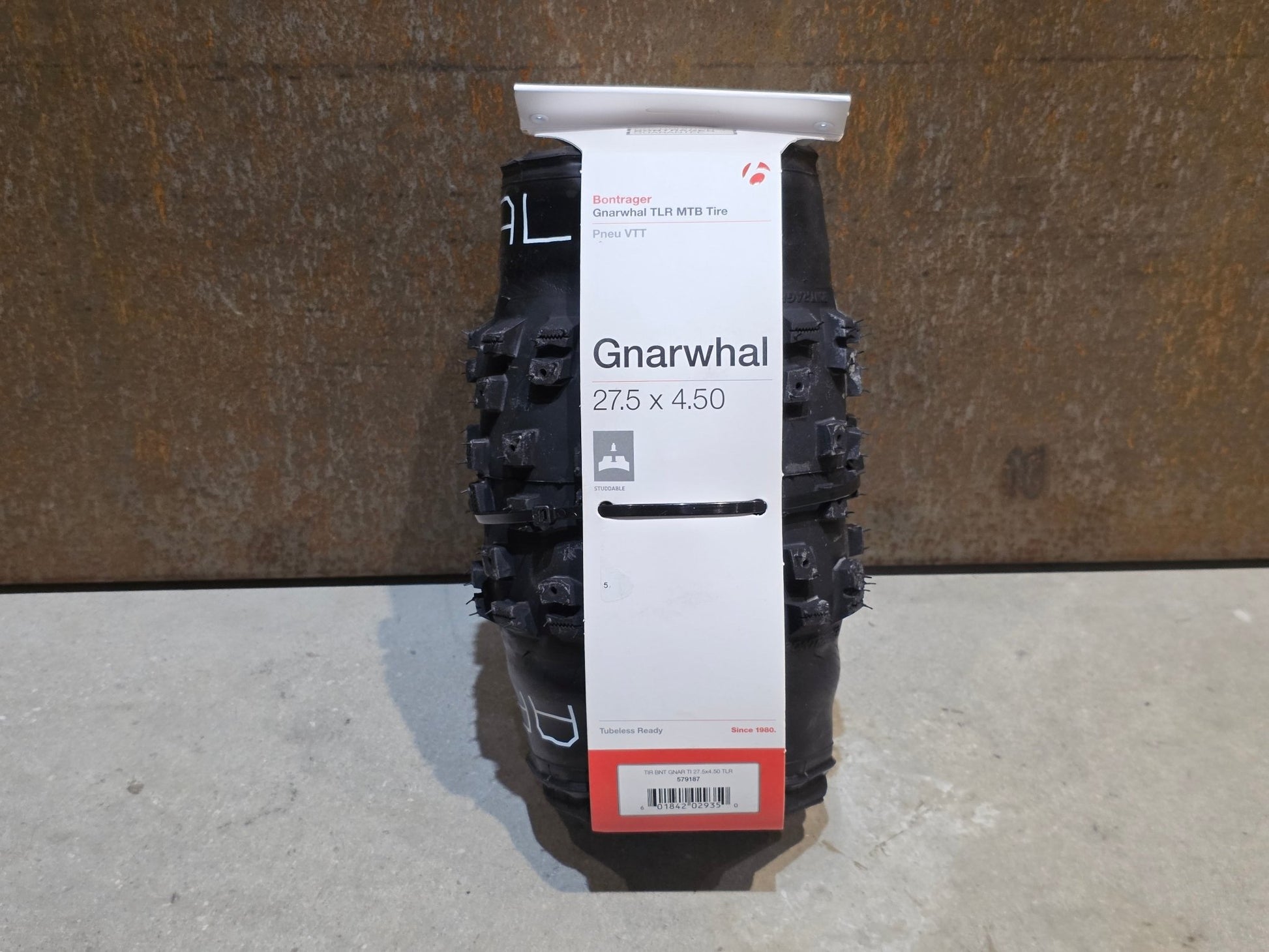 Reifen von Bontrager, BONTRAGER GNARWHAL FATBIKE REIFEN 27.5X4.5 vor USEDBIKES - OB.DE Hintergrund