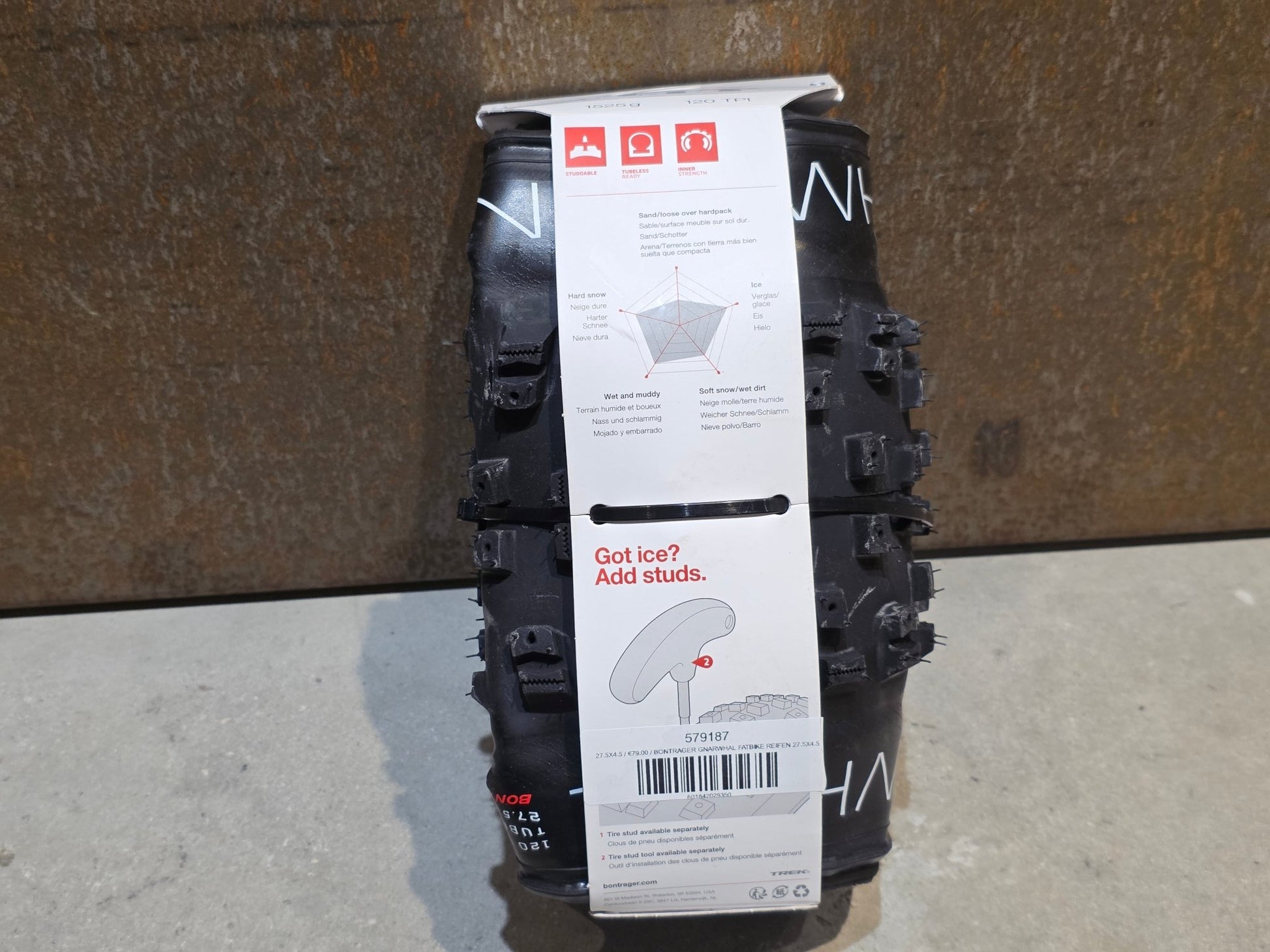 Reifen von Bontrager, BONTRAGER GNARWHAL FATBIKE REIFEN 27.5X4.5 vor USEDBIKES - OB.DE Hintergrund