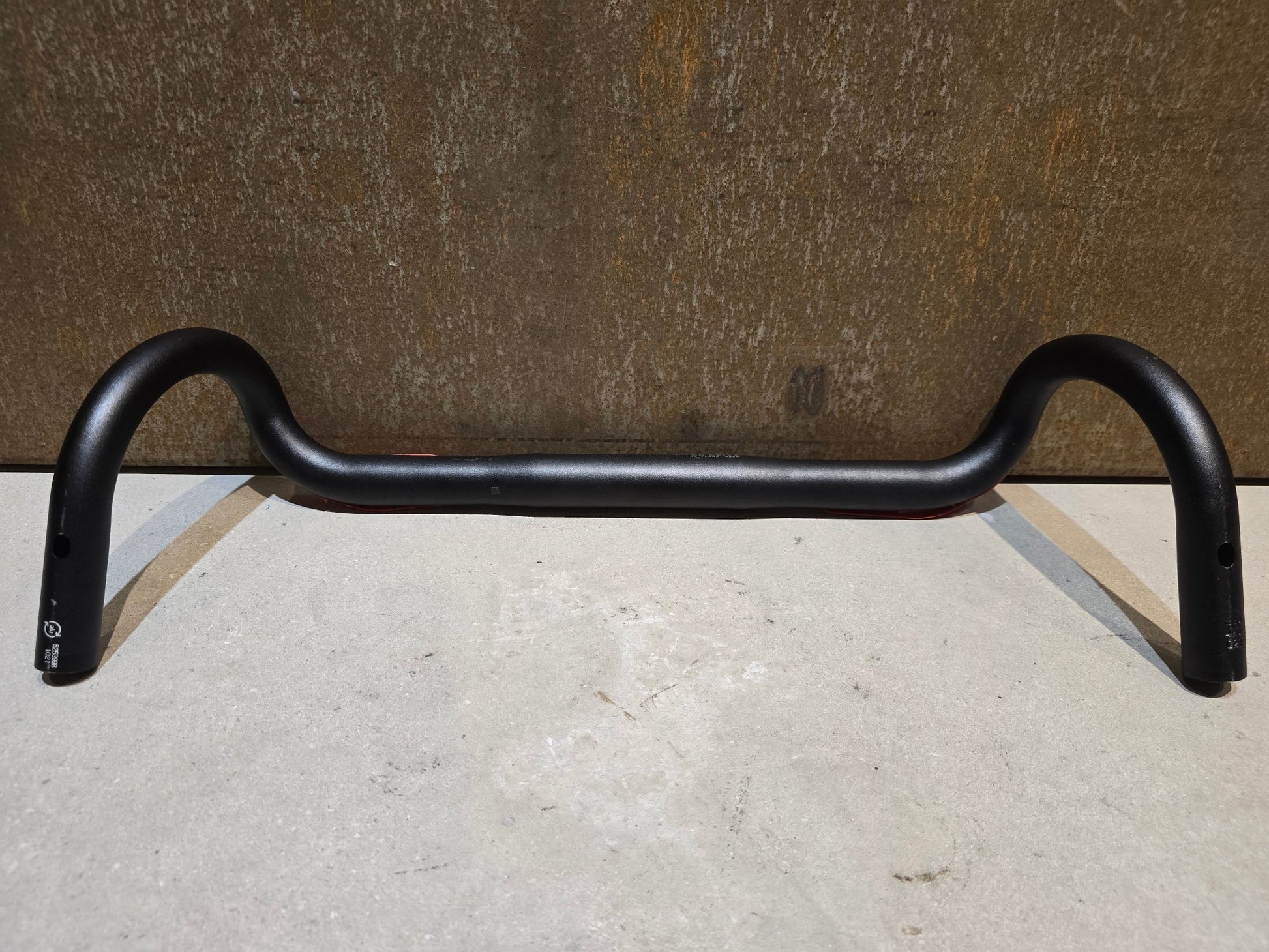 Lenker von Bontrager, BONTRAGER GR ELITE GRAVEL RENNRAD LENKER 420 - 440MM in variant_title vor USEDBIKES - OB.DE Hintergrund