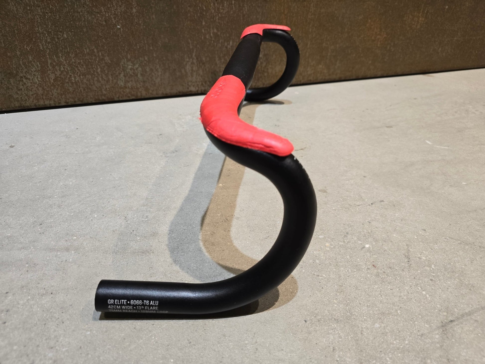 Lenker von Bontrager, BONTRAGER GR ELITE GRAVEL RENNRAD LENKER 420 - 440MM in variant_title vor USEDBIKES - OB.DE Hintergrund