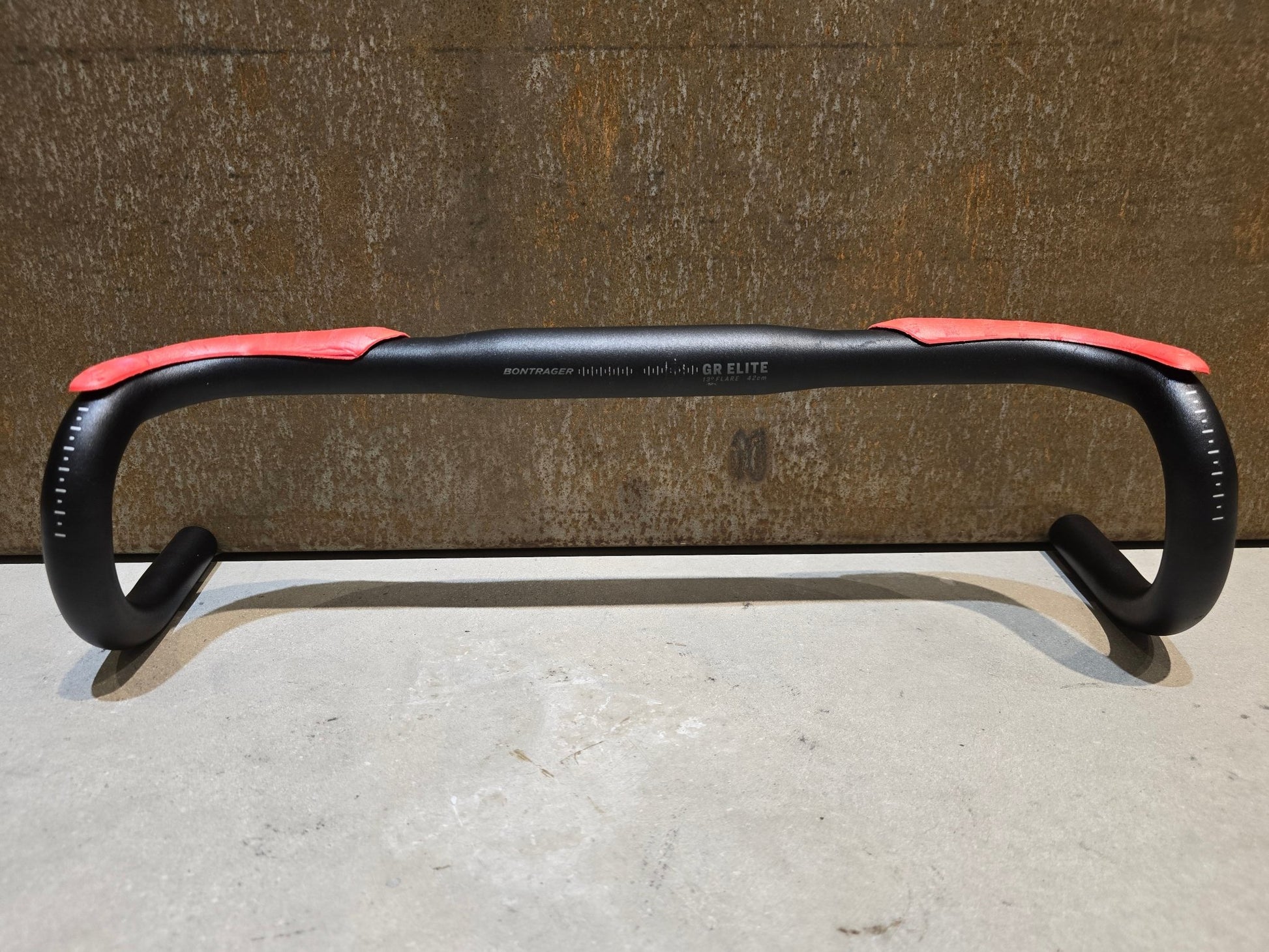 Lenker von Bontrager, BONTRAGER GR ELITE GRAVEL RENNRAD LENKER 420 - 440MM in variant_title vor USEDBIKES - OB.DE Hintergrund