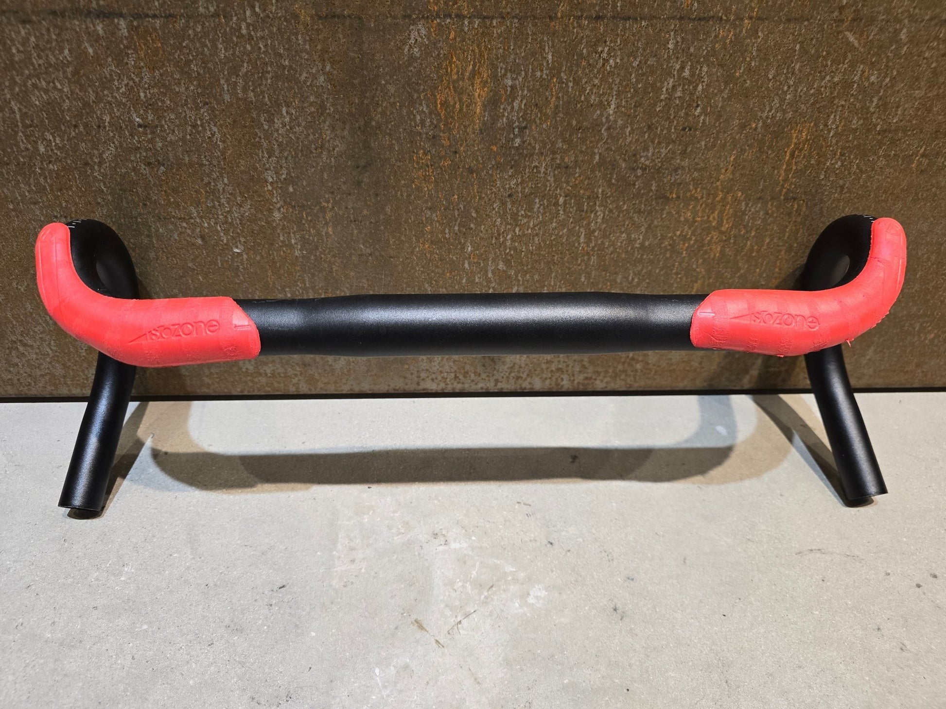 Lenker von Bontrager, BONTRAGER GR ELITE GRAVEL RENNRAD LENKER 420 - 440MM in variant_title vor USEDBIKES - OB.DE Hintergrund