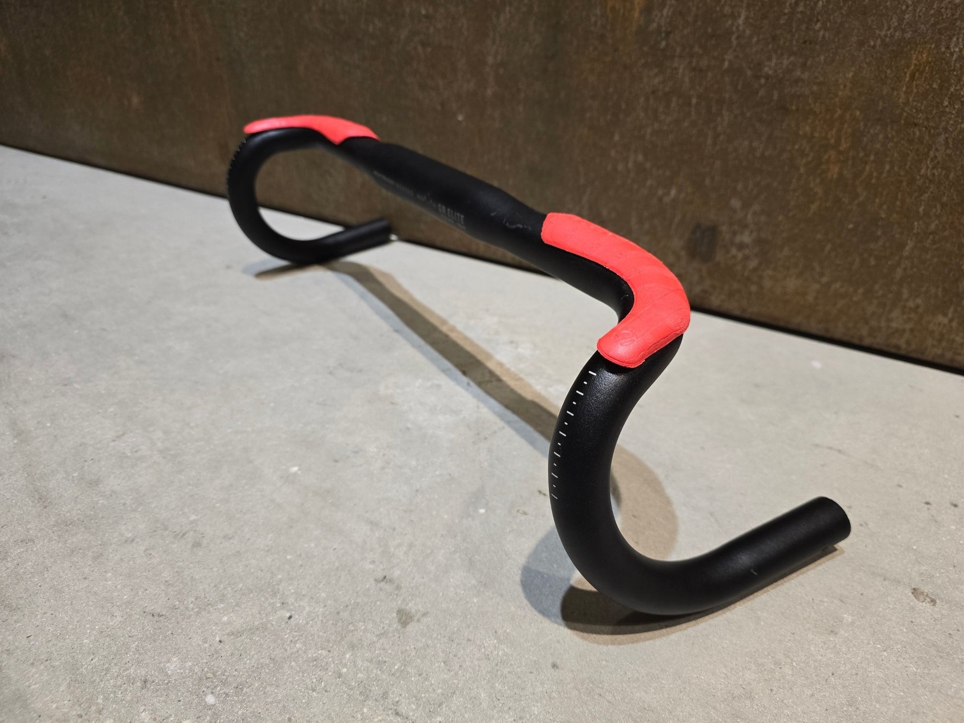 Lenker von Bontrager, BONTRAGER GR ELITE GRAVEL RENNRAD LENKER 420 - 440MM in variant_title vor USEDBIKES - OB.DE Hintergrund