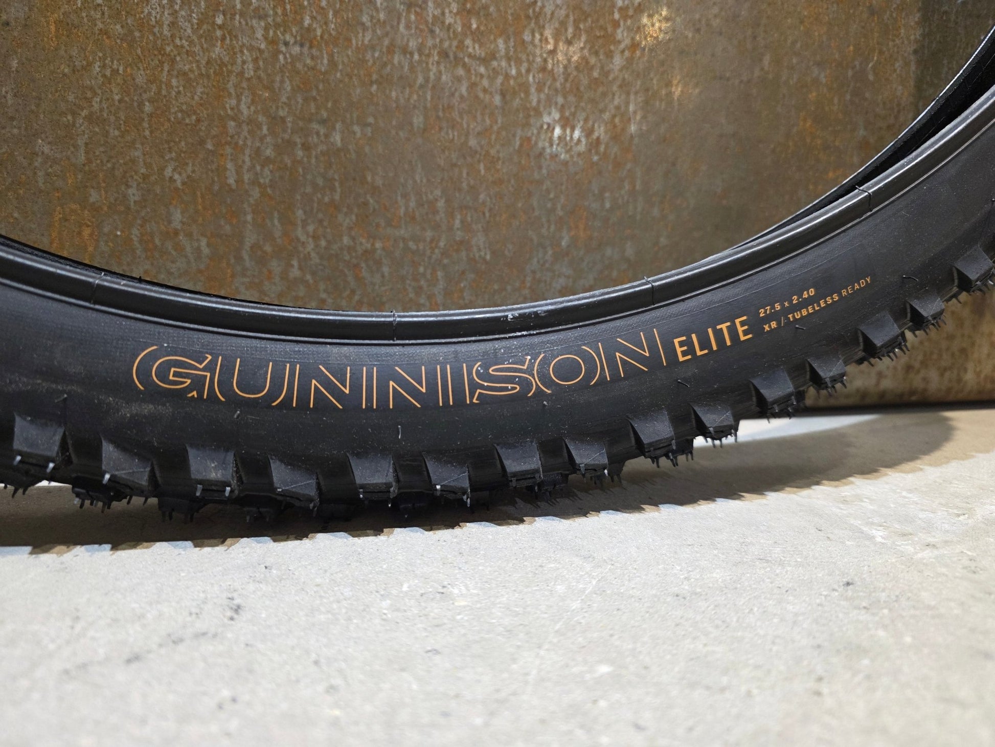 Reifen von Bontrager, BONTRAGER GUNNISON ELITE XR TLR MOUNTAINBIKE REIFEN 27.5X2.40 in variant_title vor USEDBIKES - OB.DE Hintergrund