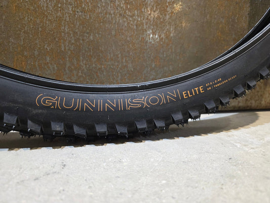 Reifen von Bontrager, BONTRAGER GUNNISON ELITE XR TLR MOUNTAINBIKE REIFEN 27.5X2.40 in variant_title vor USEDBIKES - OB.DE Hintergrund