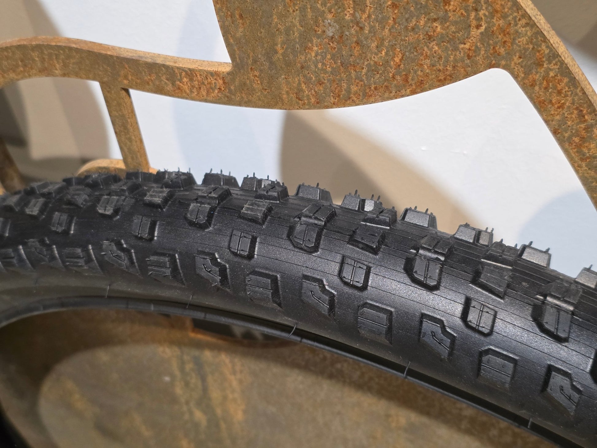 Reifen von Bontrager, BONTRAGER GUNNISON ELITE XR TLR MOUNTAINBIKE REIFEN 29X2.40 in variant_title vor USEDBIKES - OB.DE Hintergrund