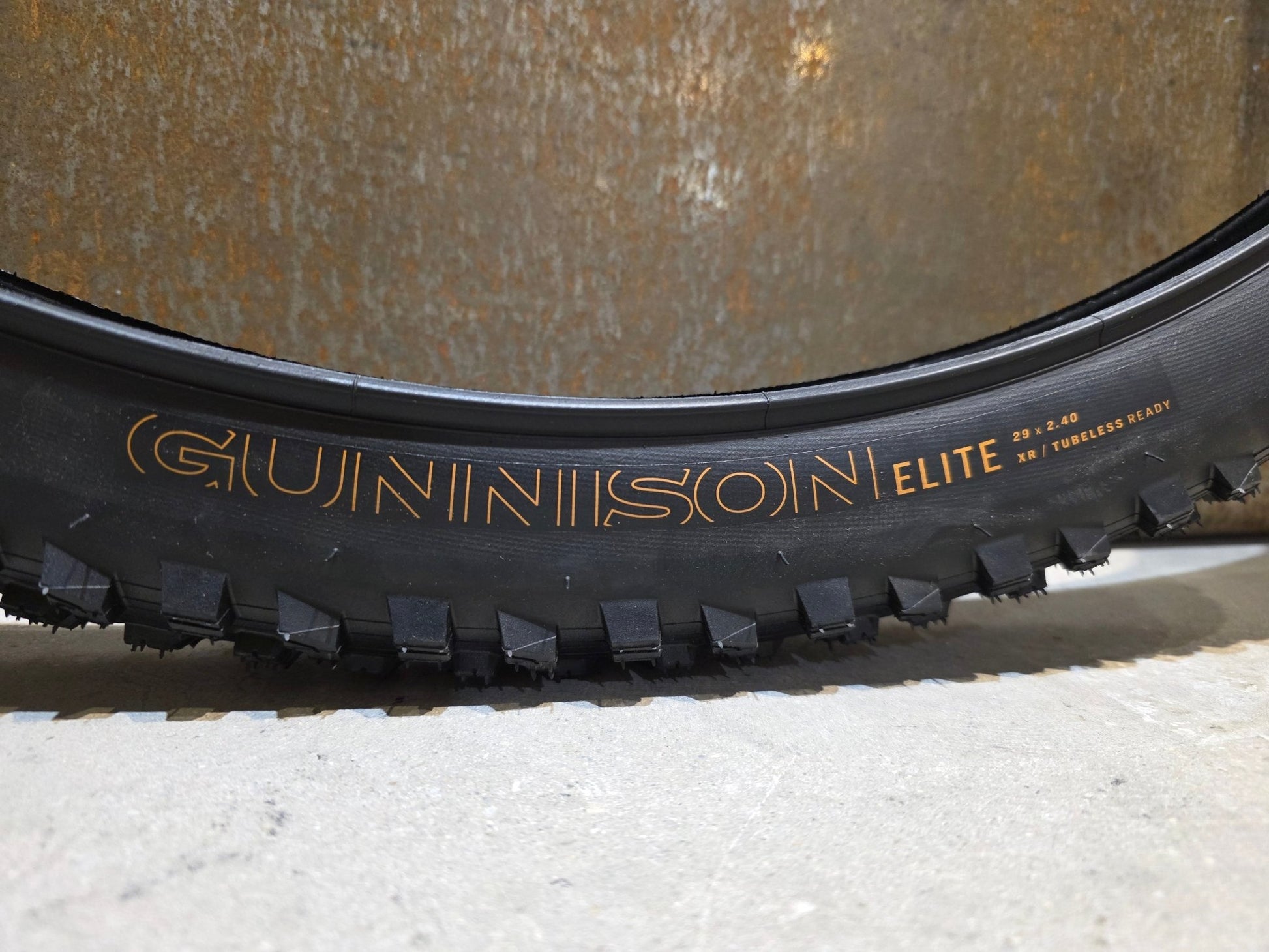 Reifen von Bontrager, BONTRAGER GUNNISON ELITE XR TLR MOUNTAINBIKE REIFEN 29X2.40 in variant_title vor USEDBIKES - OB.DE Hintergrund