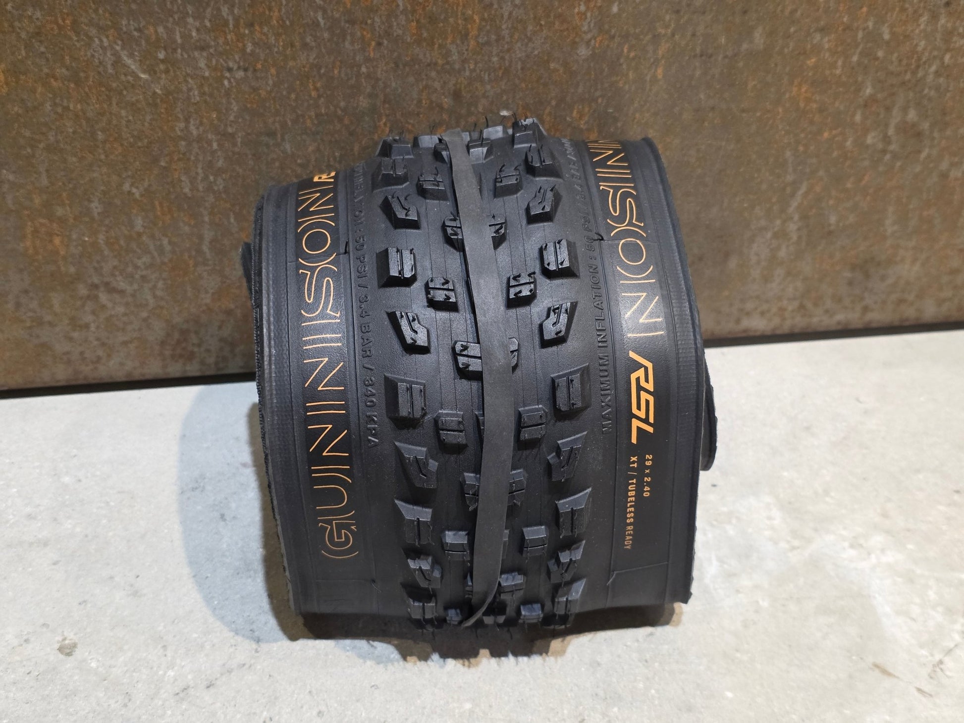 Reifen von Bontrager, BONTRAGER GUNNISON RSL XT TLR MOUNTAINBIKE REIFEN 29X2.40 vor USEDBIKES - OB.DE Hintergrund