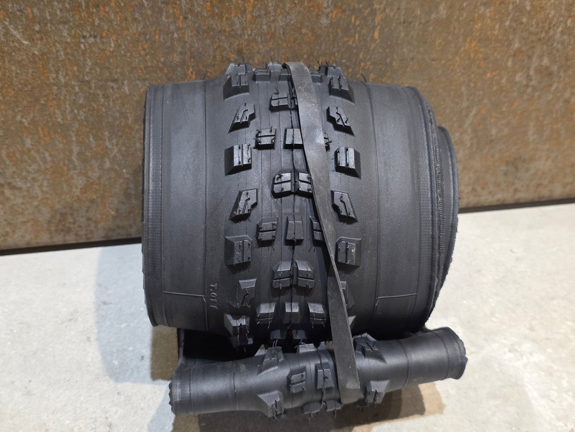 Reifen von Bontrager, BONTRAGER GUNNISON RSL XT TLR MOUNTAINBIKE REIFEN 29X2.40 vor USEDBIKES - OB.DE Hintergrund