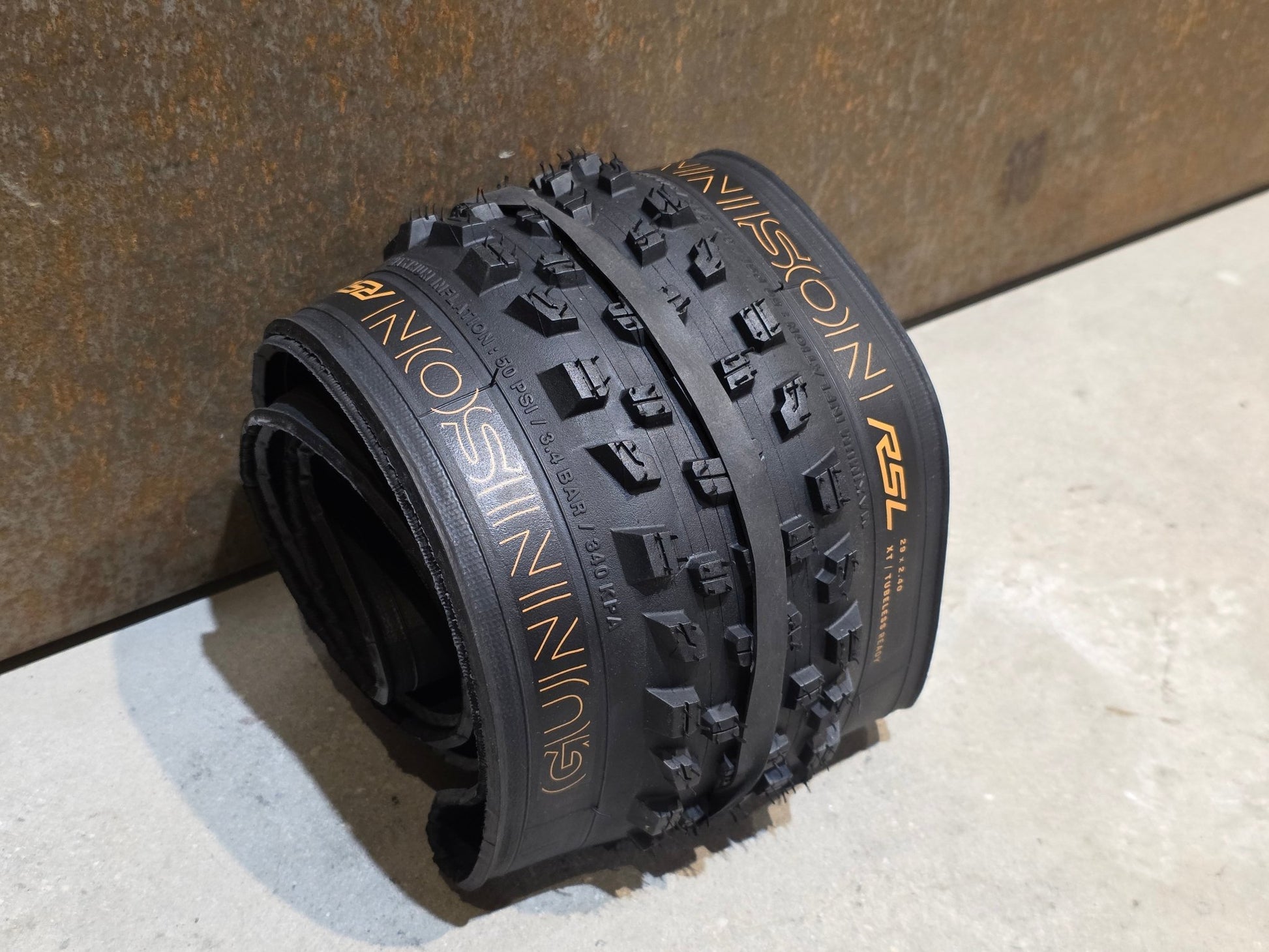 Reifen von Bontrager, BONTRAGER GUNNISON RSL XT TLR MOUNTAINBIKE REIFEN 29X2.40 vor USEDBIKES - OB.DE Hintergrund