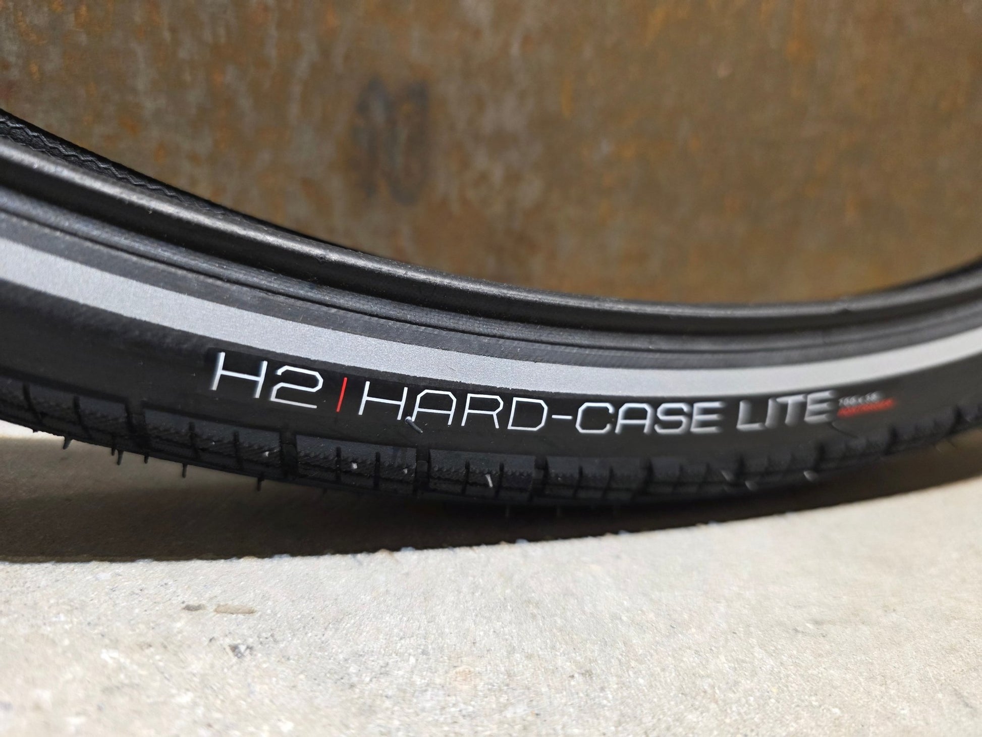 Reifen von Bontrager, BONTRAGER H2 HARD - CASE LITE HYBRID REIFEN 700C X 38 - 45MM vor USEDBIKES - OB.DE Hintergrund