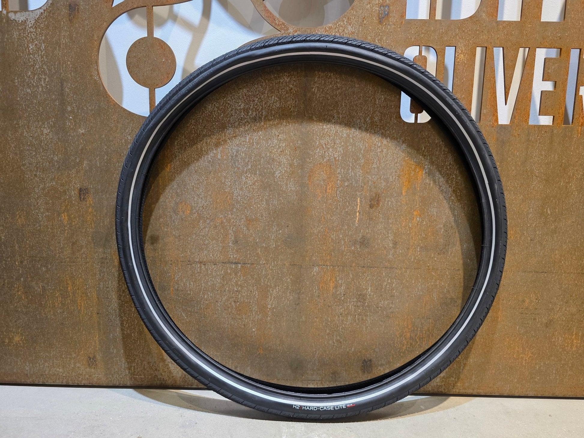 Reifen von Bontrager, BONTRAGER H2 HARD - CASE LITE HYBRID REIFEN 700C X 38 - 45MM vor USEDBIKES - OB.DE Hintergrund